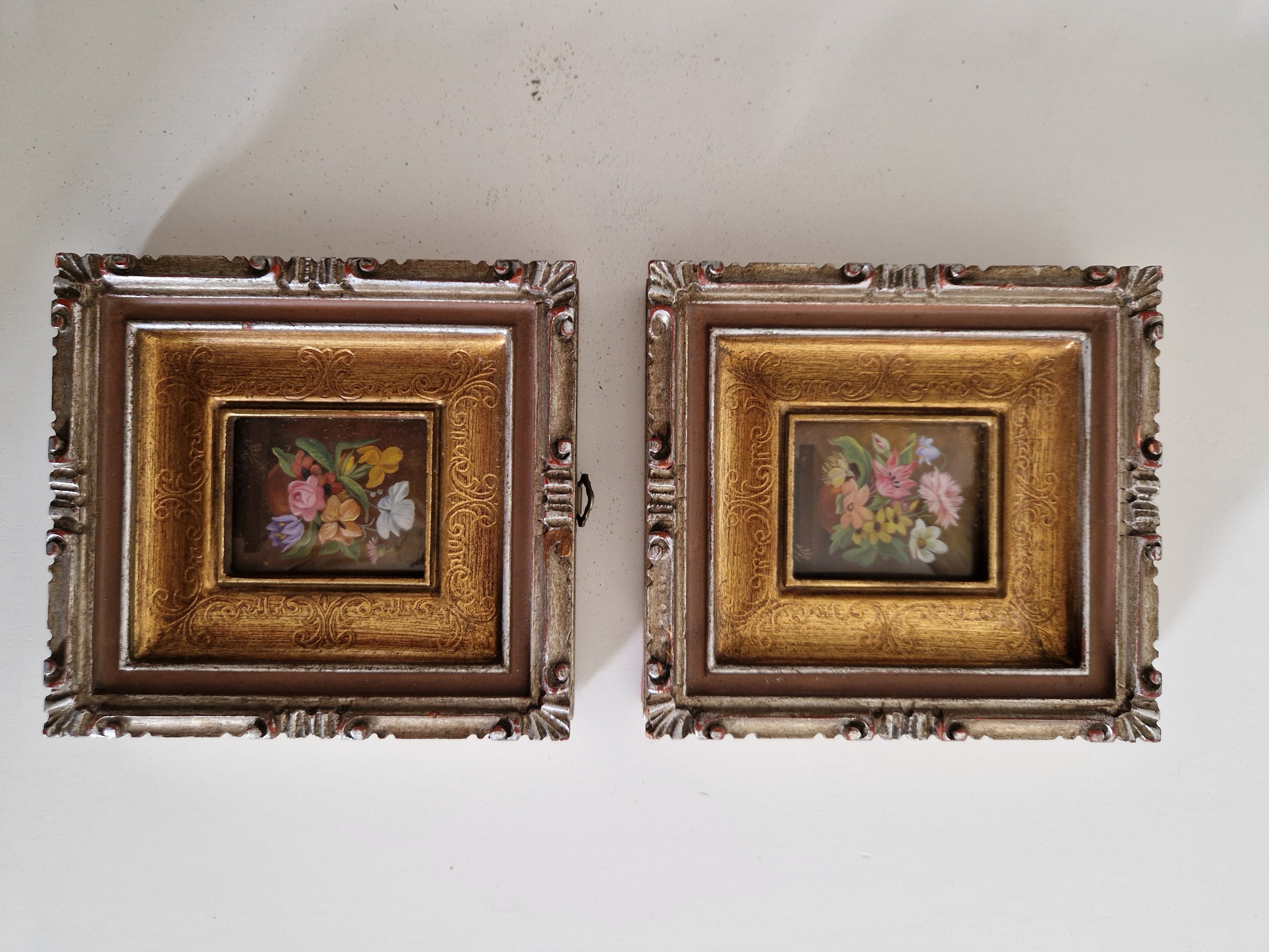 Paar antiker Miniatur-Ölgemälde mit Blumenmotiven in verzierten Goldrahmen