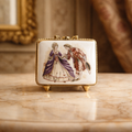 Boîte à bibelots vintage en porcelaine avec scène de cour galante rococo et cadre doré – 6 × 5 cm