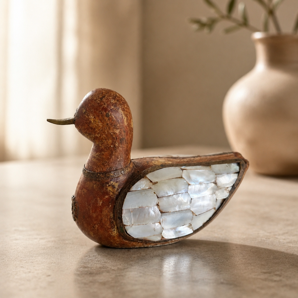 Figurine de canard vintage sculptée à la main — Bois sculpté et incrustation de nacre | Art populaire de l'Himalaya