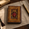 Couverture de carnet en cuir florentin repoussé – Blason héraldique fleur de lys | 20 × 27 cm
