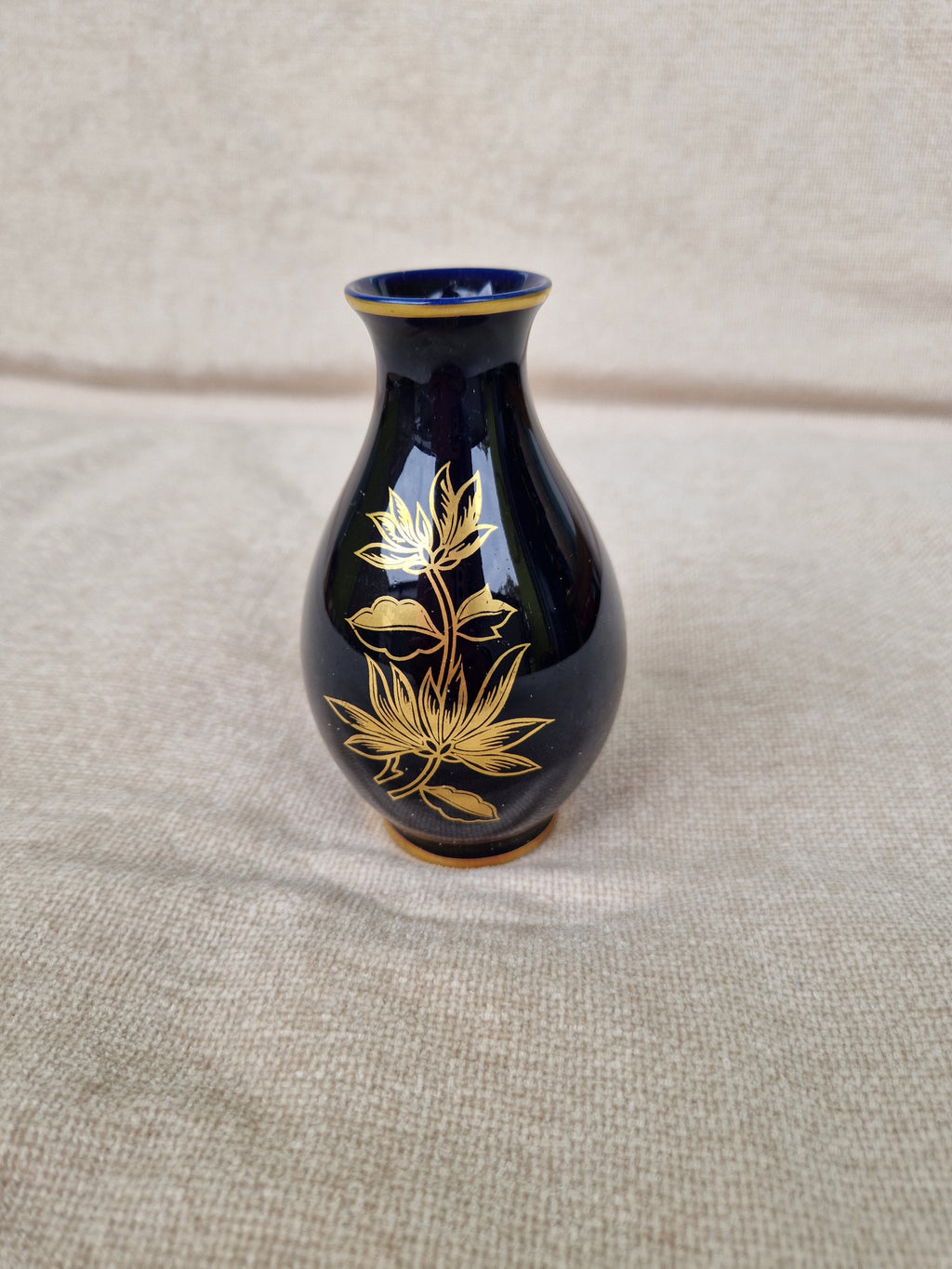 Vase en porcelaine bleu cobalt Hollóháza Hongrie | Décoration lotus doré | Fondée en 1851