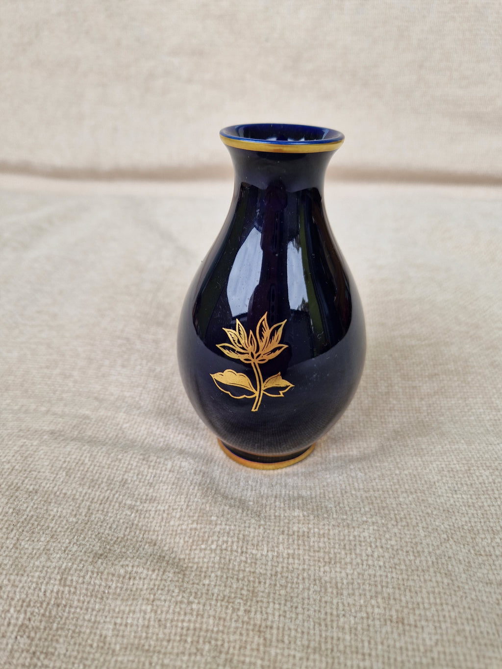 Vase en porcelaine bleu cobalt Hollóháza Hongrie | Décoration lotus doré | Fondée en 1851