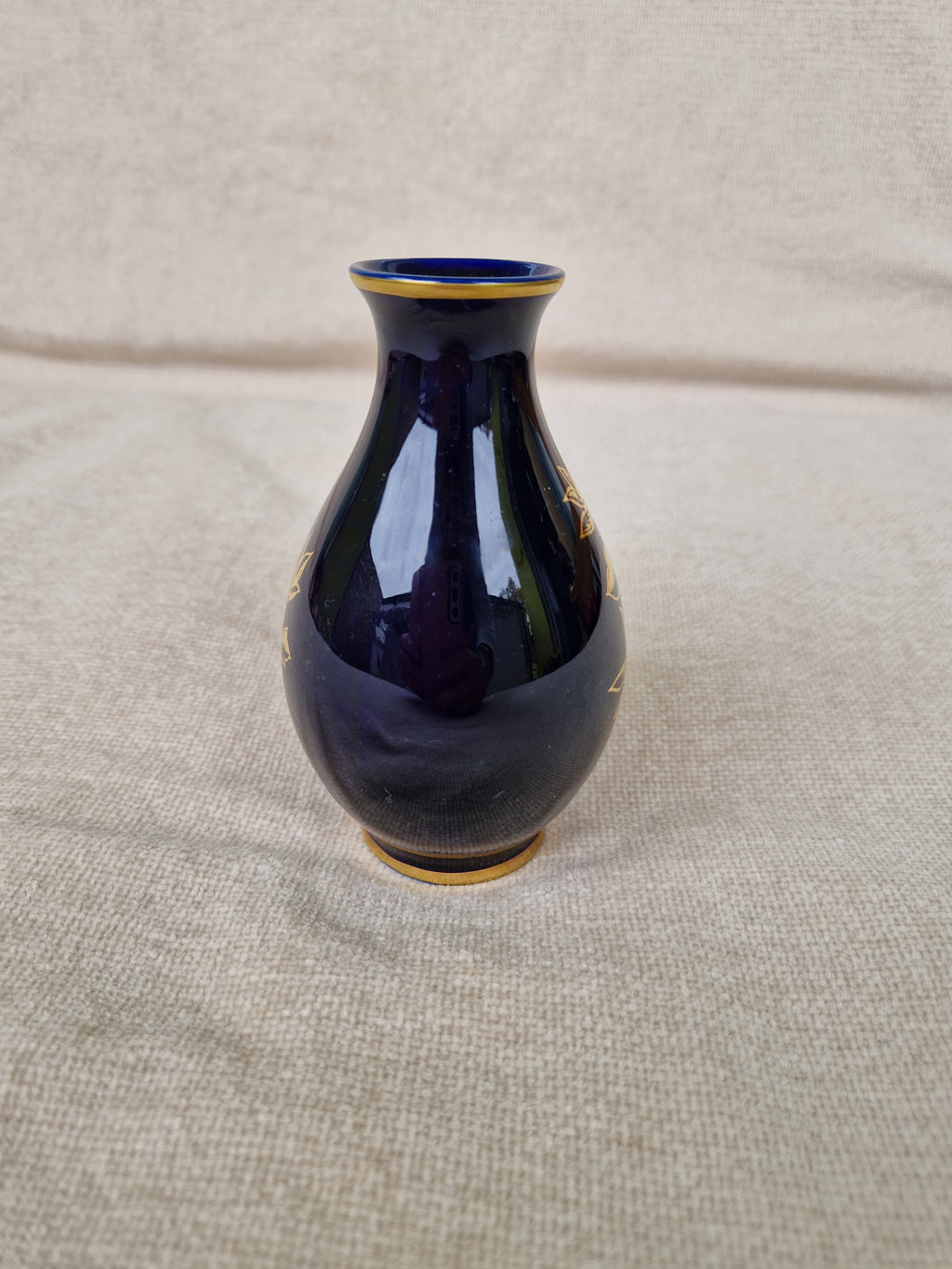 Vase en porcelaine bleu cobalt Hollóháza Hongrie | Décoration lotus doré | Fondée en 1851