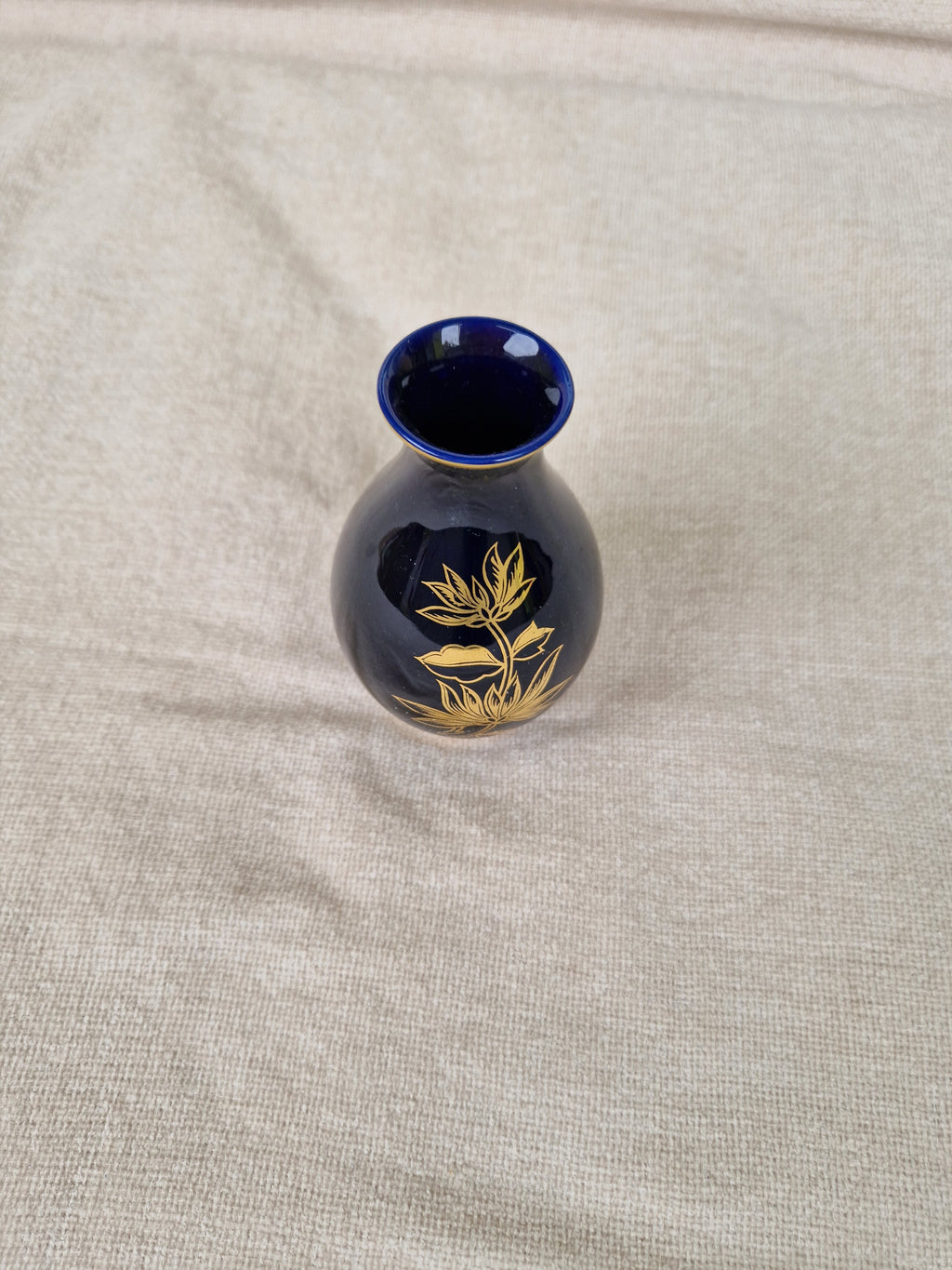 Vase en porcelaine bleu cobalt Hollóháza Hongrie | Décoration lotus doré | Fondée en 1851