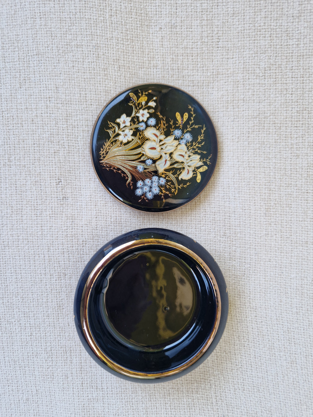 Boîte à bibelots vintage en verre bleu cobalt grec | Bouquet d'iris peint à la main | Or 24 carats | Fabriqué en Grèce