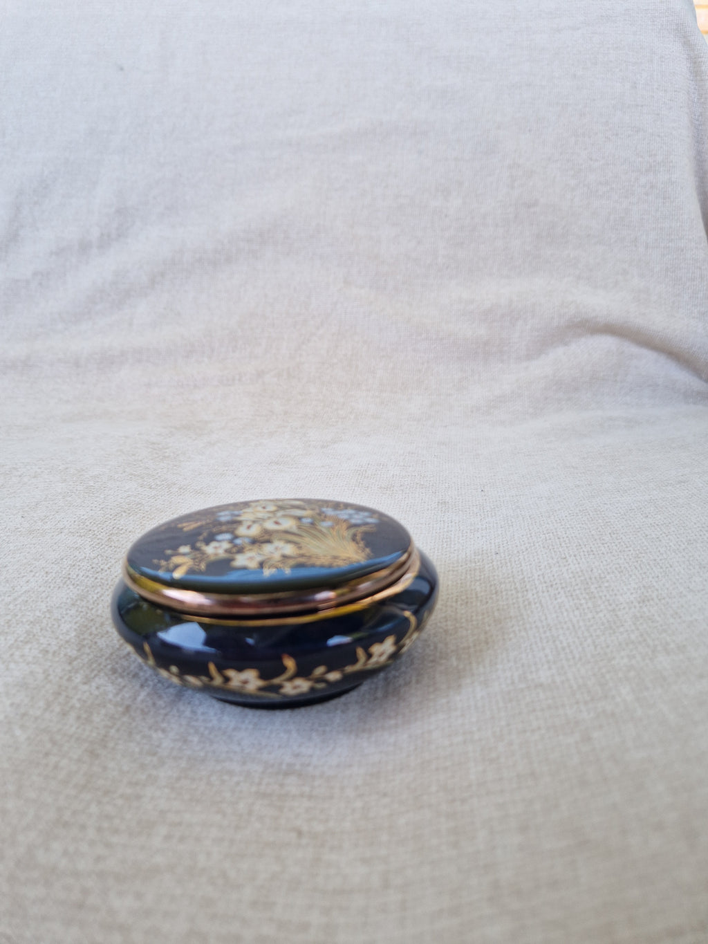 Boîte à bibelots vintage en verre bleu cobalt grec | Bouquet d'iris peint à la main | Or 24 carats | Fabriqué en Grèce