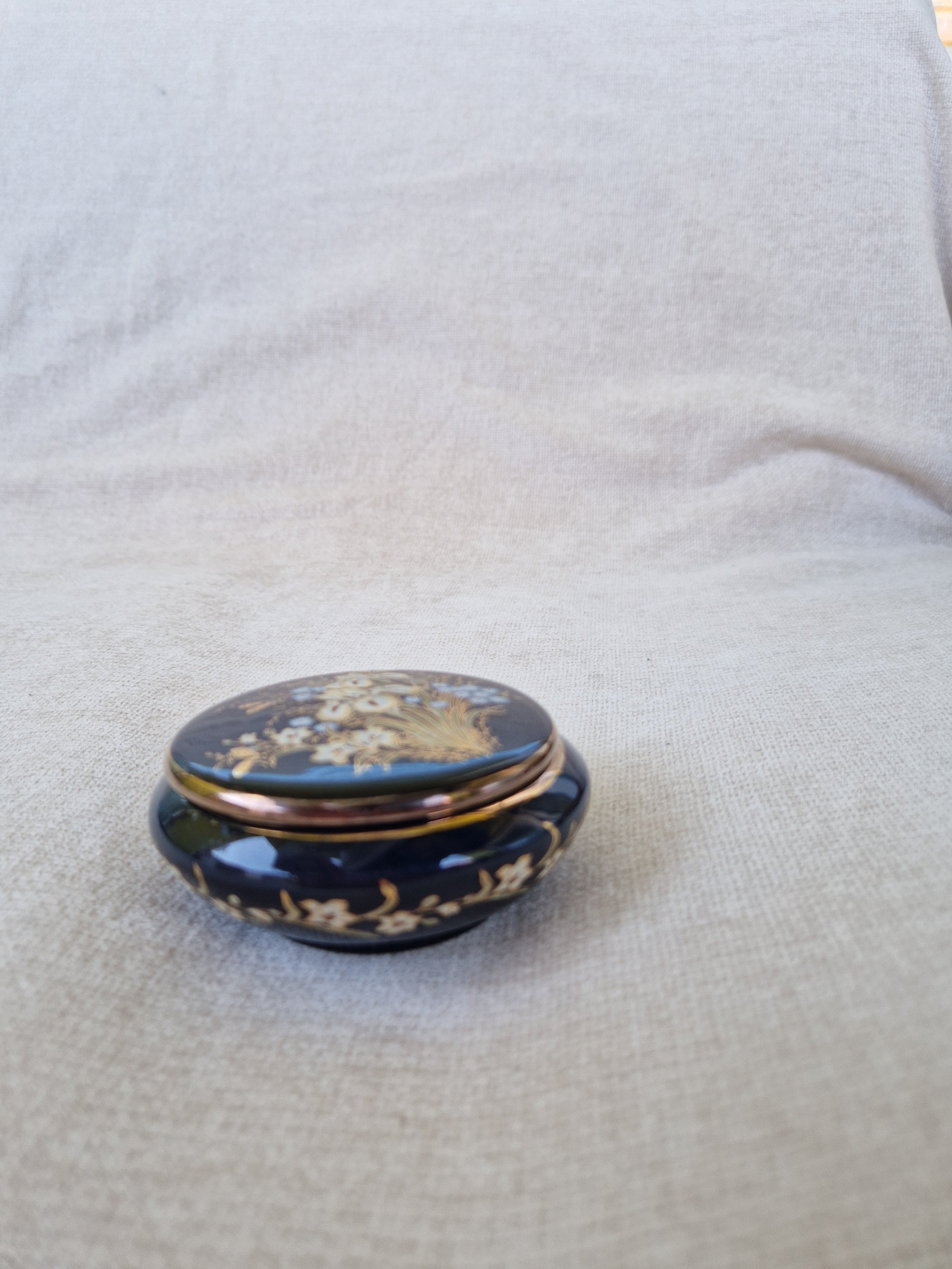 Boîte à bibelots vintage en verre bleu cobalt grec | Bouquet d'iris peint à la main | Or 24 carats | Fabriqué en Grèce