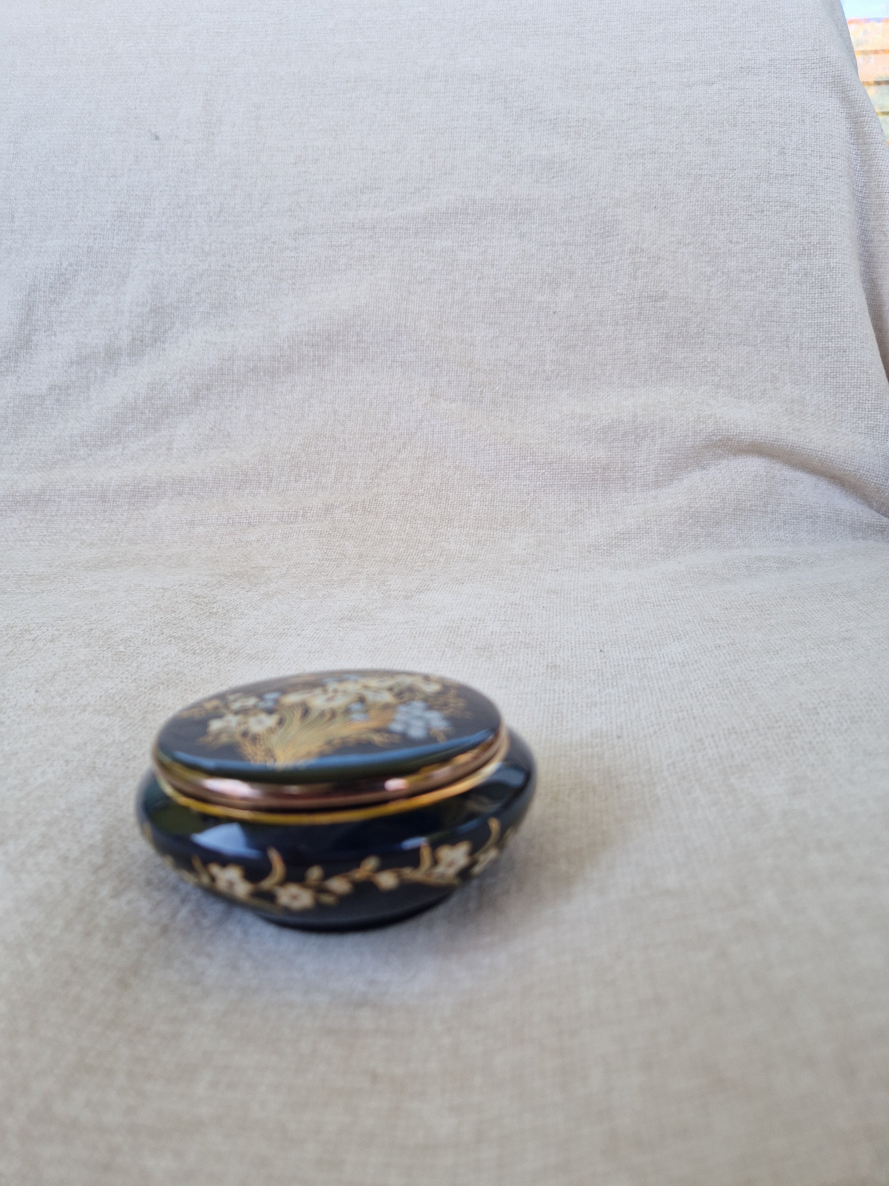 Boîte à bibelots vintage en verre bleu cobalt grec | Bouquet d'iris peint à la main | Or 24 carats | Fabriqué en Grèce