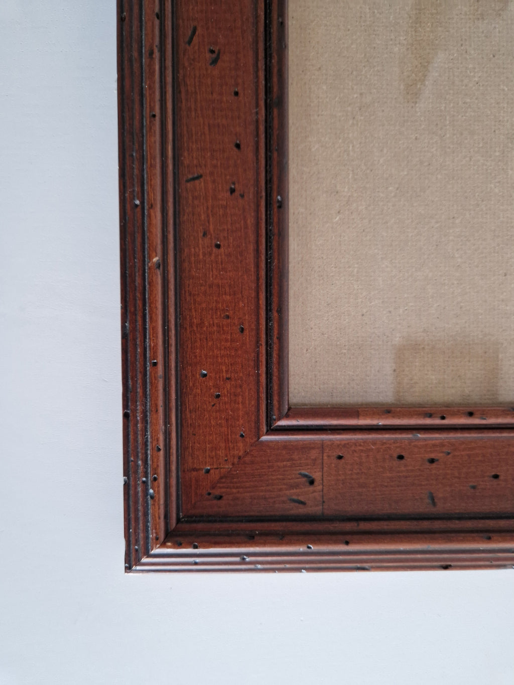 Antiker Holzbilderrahmen mit Glas – Mahagoni, wurmstichige Textur