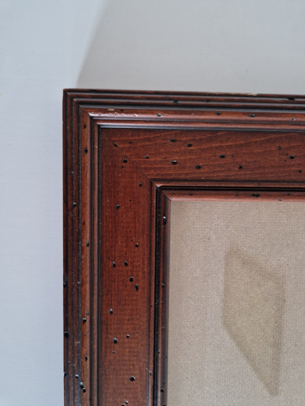 Antiker Holzbilderrahmen mit Glas – Mahagoni, wurmstichige Textur