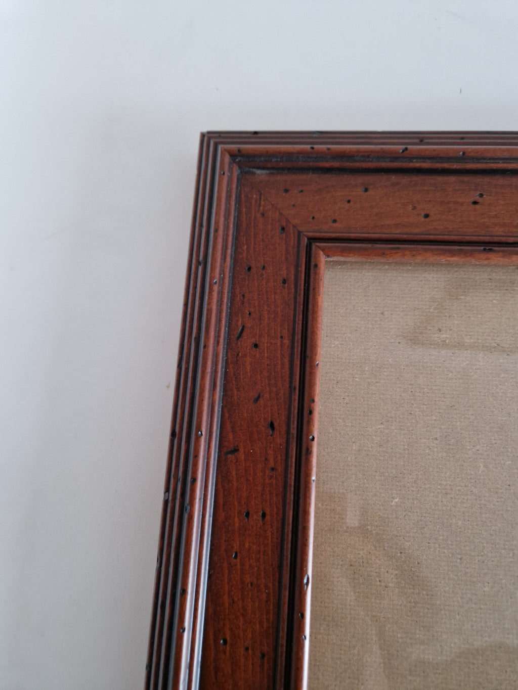 Antiker Holzbilderrahmen mit Glas – Mahagoni, wurmstichige Textur