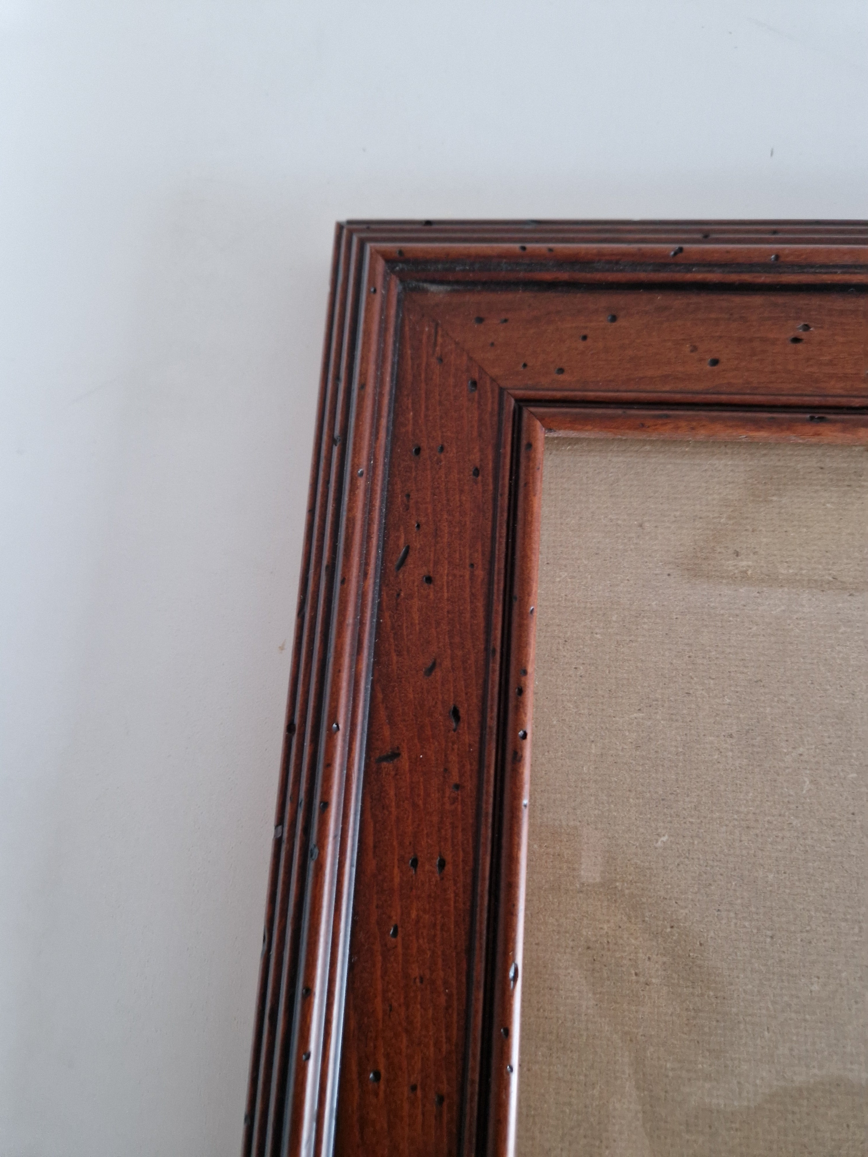Antiker Holzbilderrahmen mit Glas – Mahagoni, wurmstichige Textur