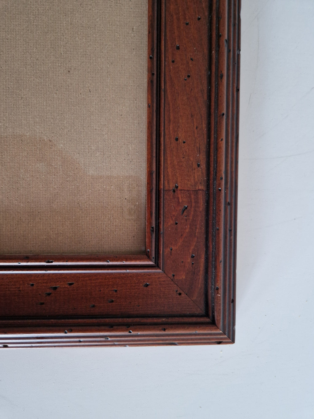 Antiker Holzbilderrahmen mit Glas – Mahagoni, wurmstichige Textur
