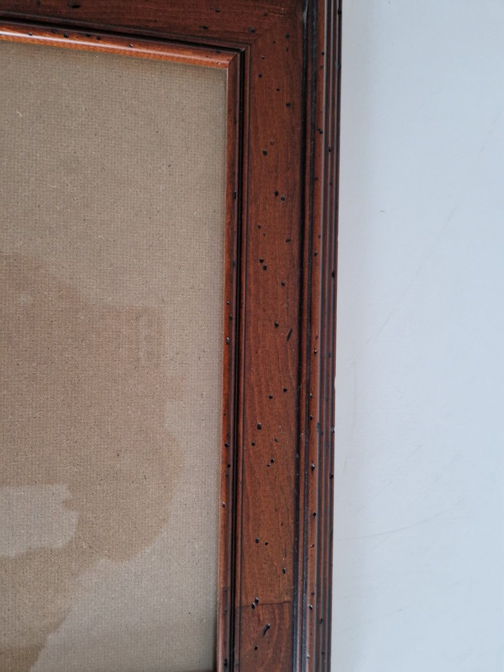 Antiker Holzbilderrahmen mit Glas – Mahagoni, wurmstichige Textur