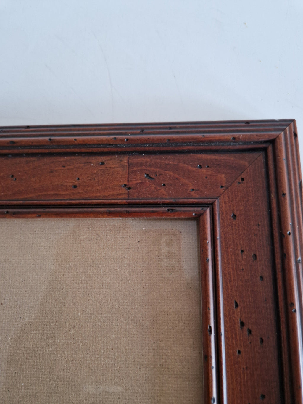 Antiker Holzbilderrahmen mit Glas – Mahagoni, wurmstichige Textur