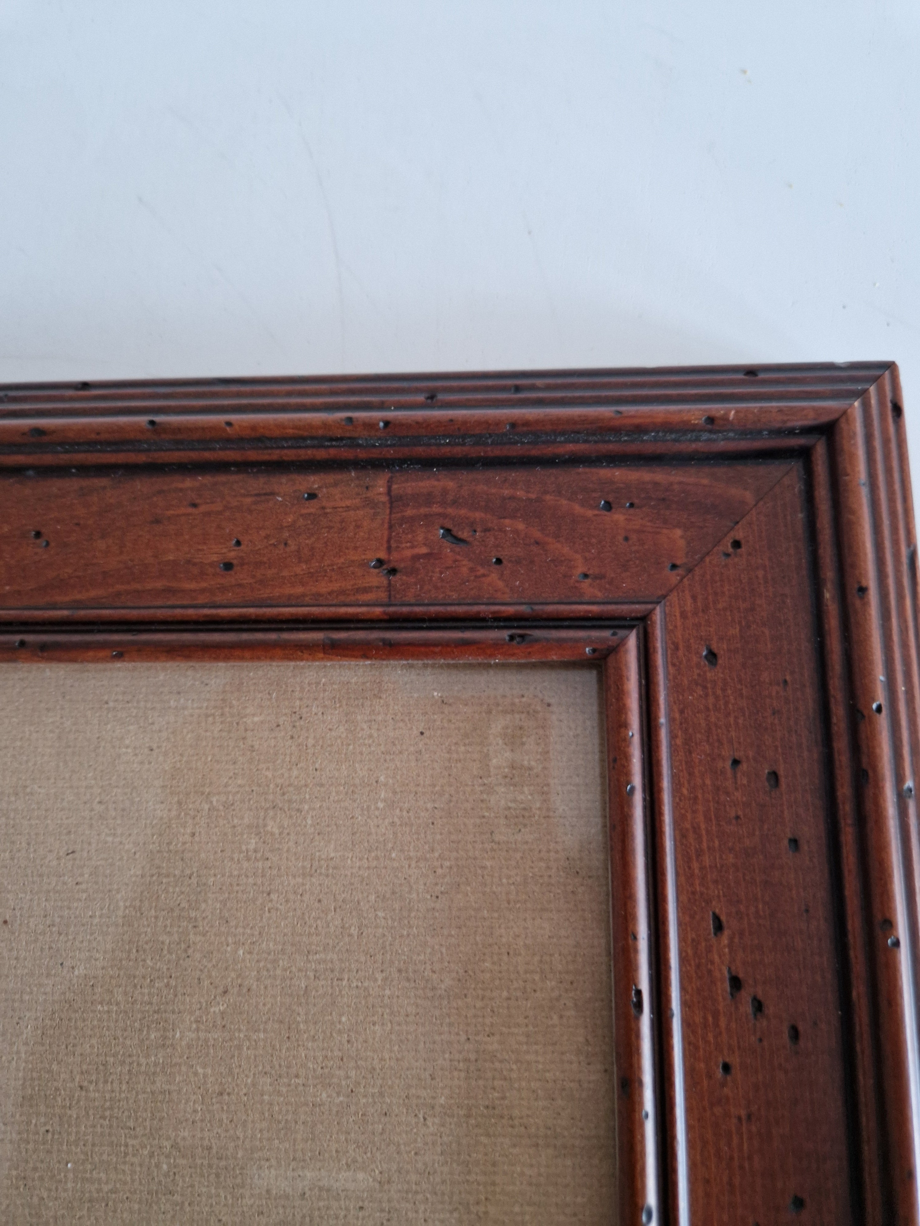 Antiker Holzbilderrahmen mit Glas – Mahagoni, wurmstichige Textur