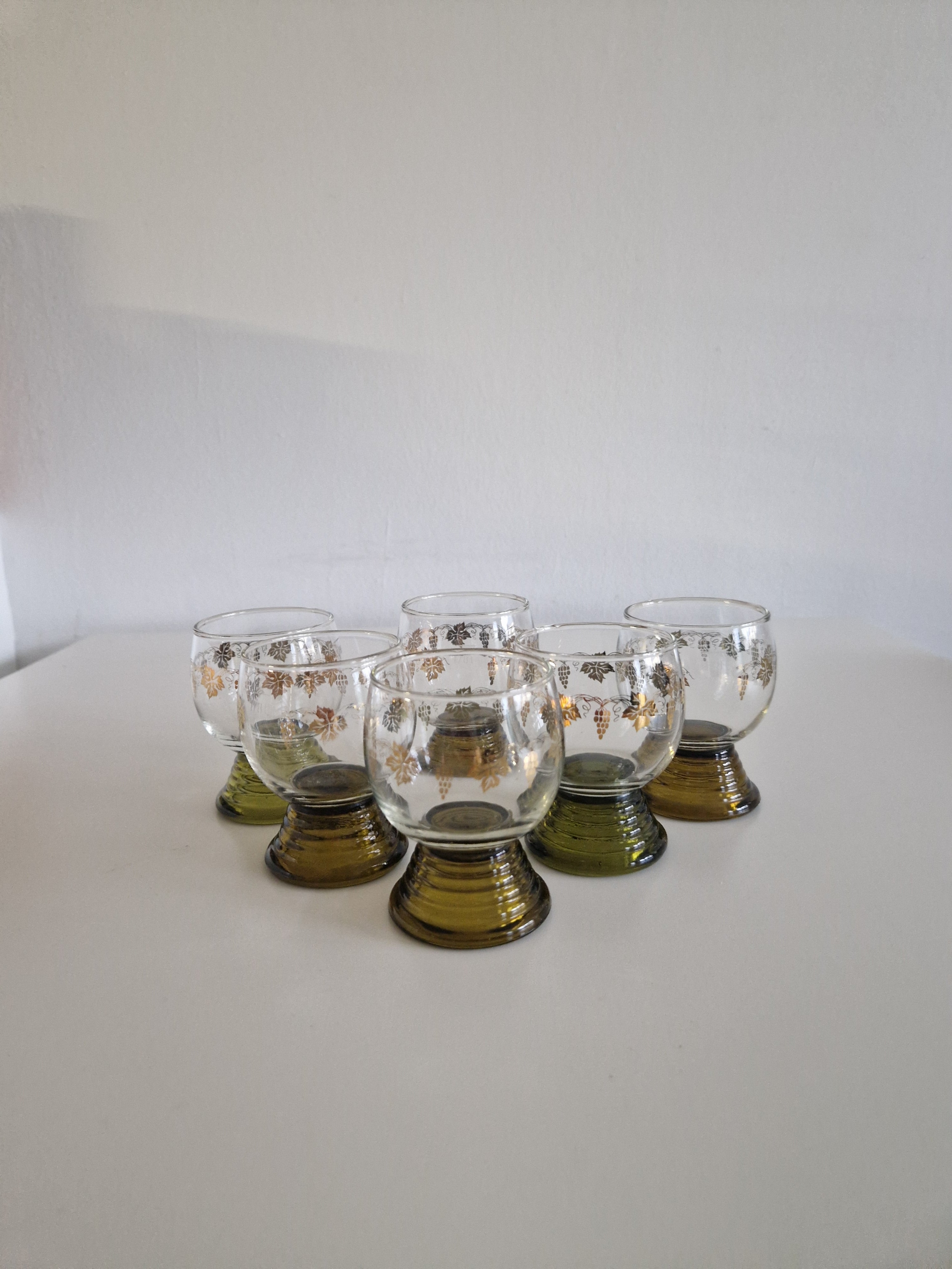 Set of 6 Vintage Green-Footed Wine Glasses – Gold Grapevine Decor, Römer Style