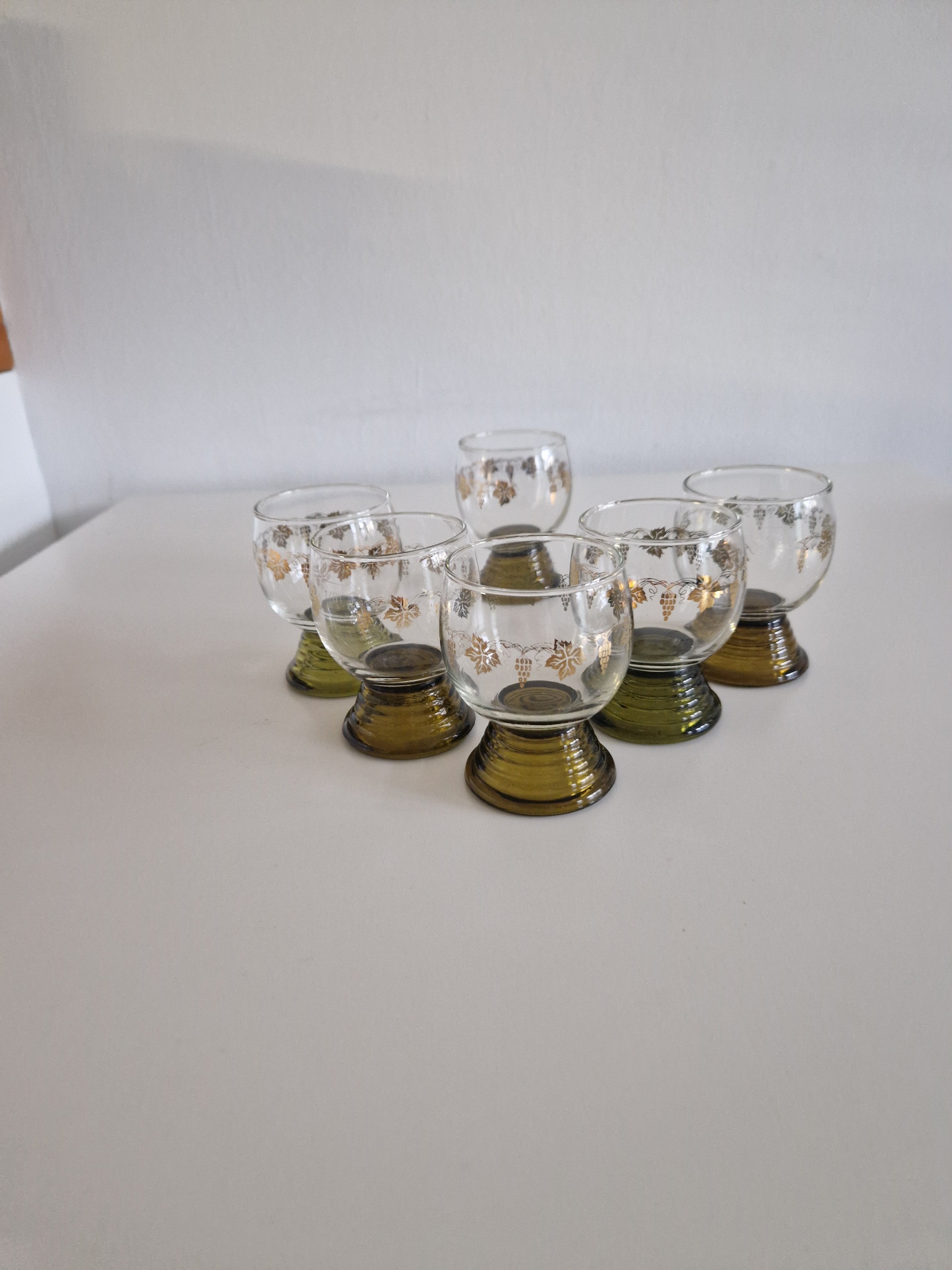 Set of 6 Vintage Green-Footed Wine Glasses – Gold Grapevine Decor, Römer Style