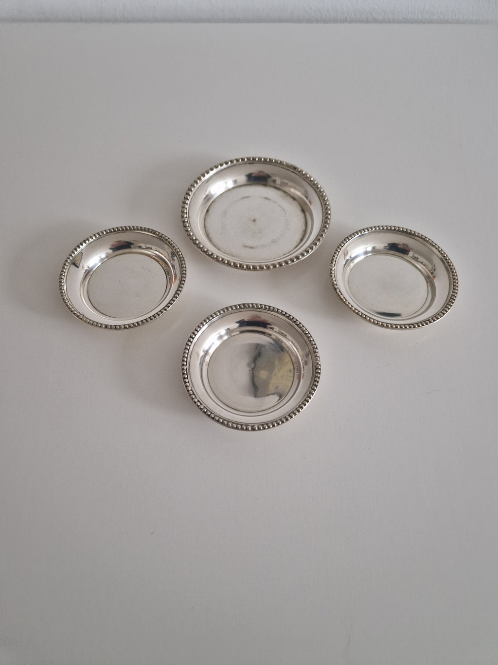 Ronds de Plat / Dessous de Bouteille Anciens en Argent Plaqué avec Bord Perlé — Lot de 4 (Tailles Mixtes)