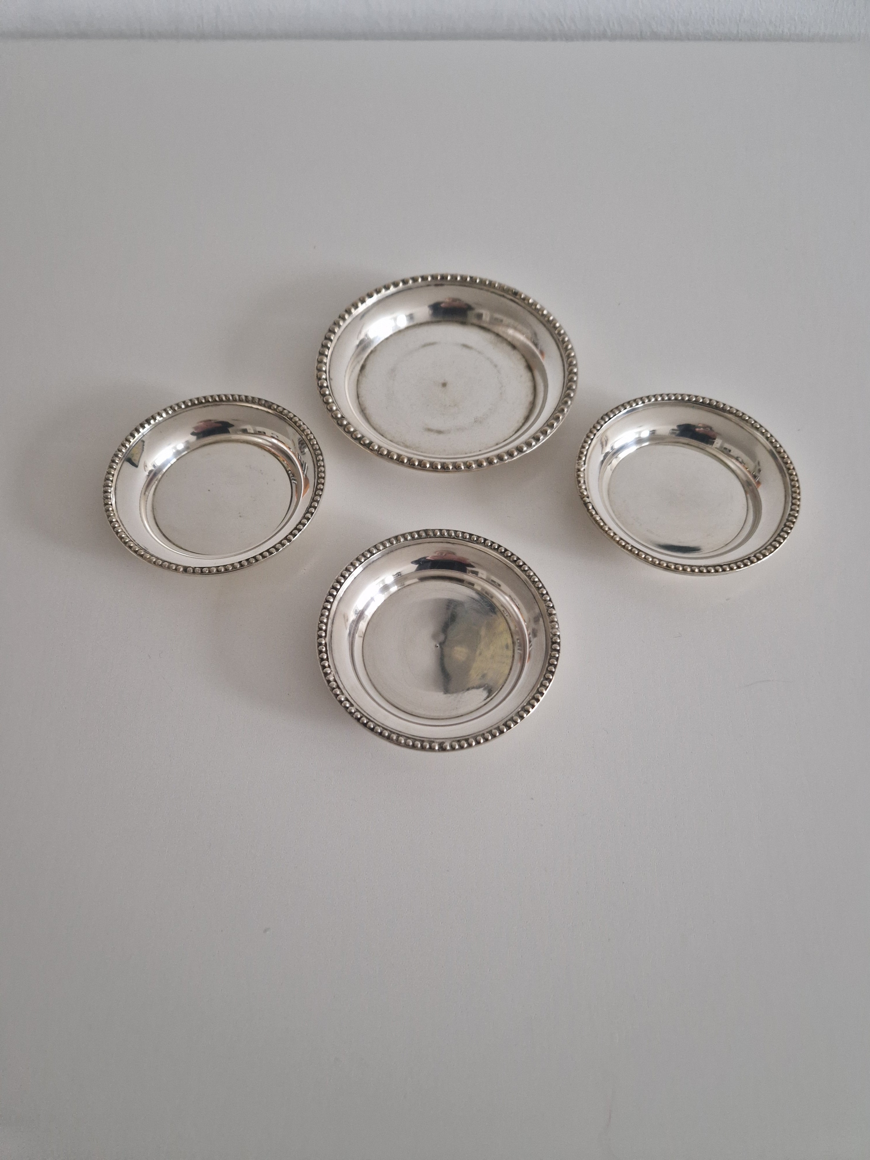 Ronds de Plat / Dessous de Bouteille Anciens en Argent Plaqué avec Bord Perlé — Lot de 4 (Tailles Mixtes)