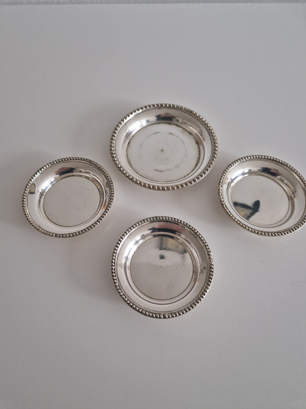 Ronds de Plat / Dessous de Bouteille Anciens en Argent Plaqué avec Bord Perlé — Lot de 4 (Tailles Mixtes)