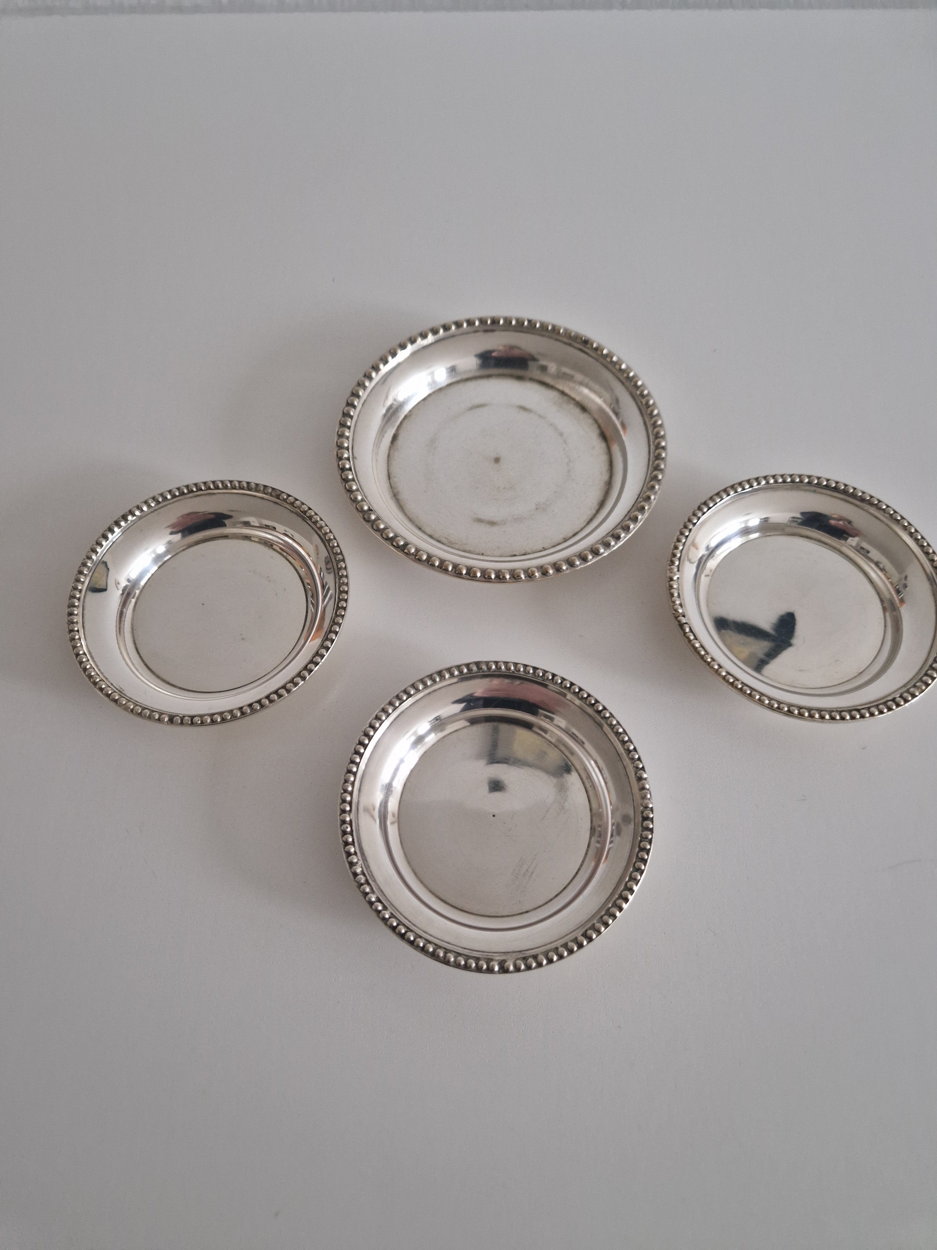 Ronds de Plat / Dessous de Bouteille Anciens en Argent Plaqué avec Bord Perlé — Lot de 4 (Tailles Mixtes)