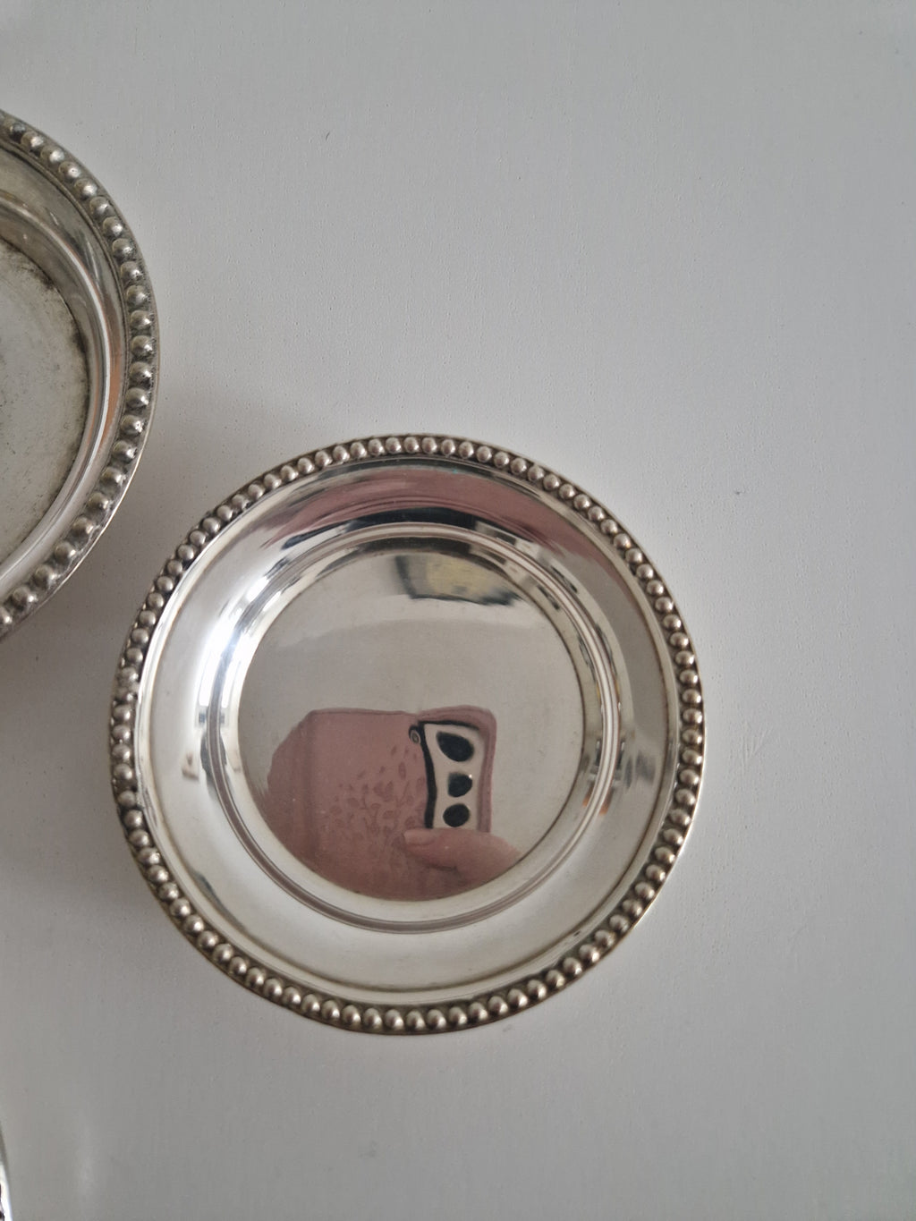 Ronds de Plat / Dessous de Bouteille Anciens en Argent Plaqué avec Bord Perlé — Lot de 4 (Tailles Mixtes)