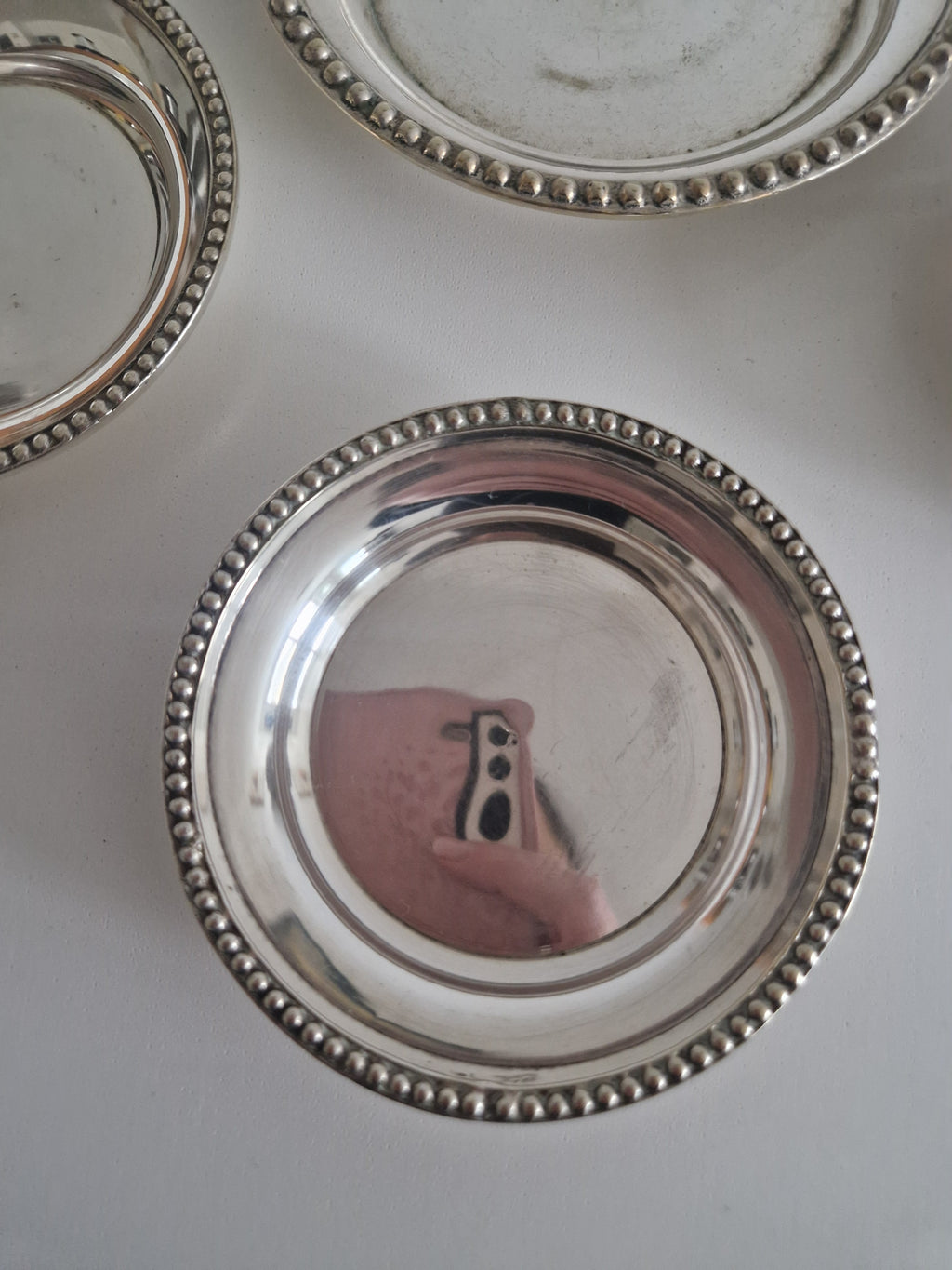 Ronds de Plat / Dessous de Bouteille Anciens en Argent Plaqué avec Bord Perlé — Lot de 4 (Tailles Mixtes)
