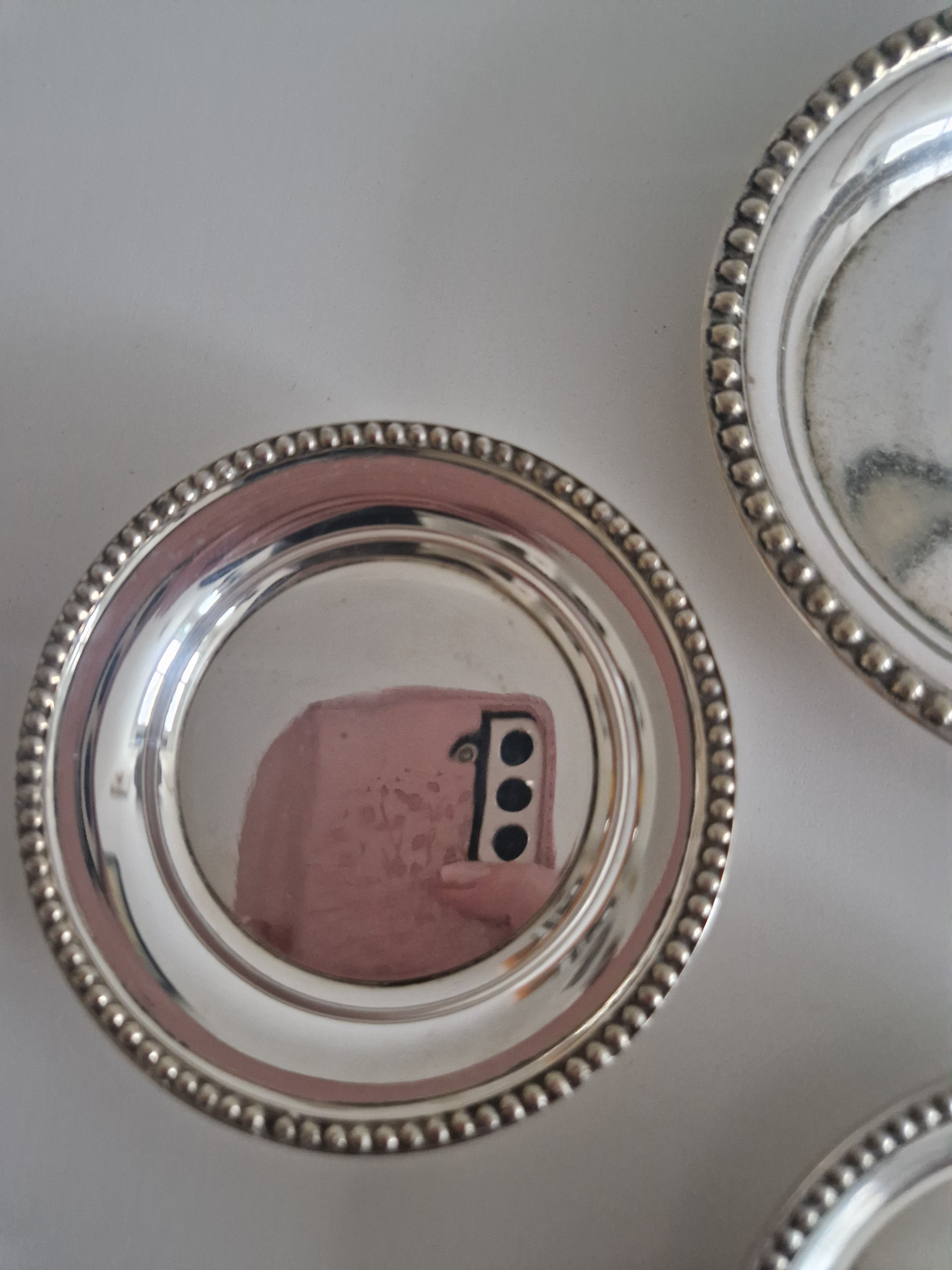 Ronds de Plat / Dessous de Bouteille Anciens en Argent Plaqué avec Bord Perlé — Lot de 4 (Tailles Mixtes)