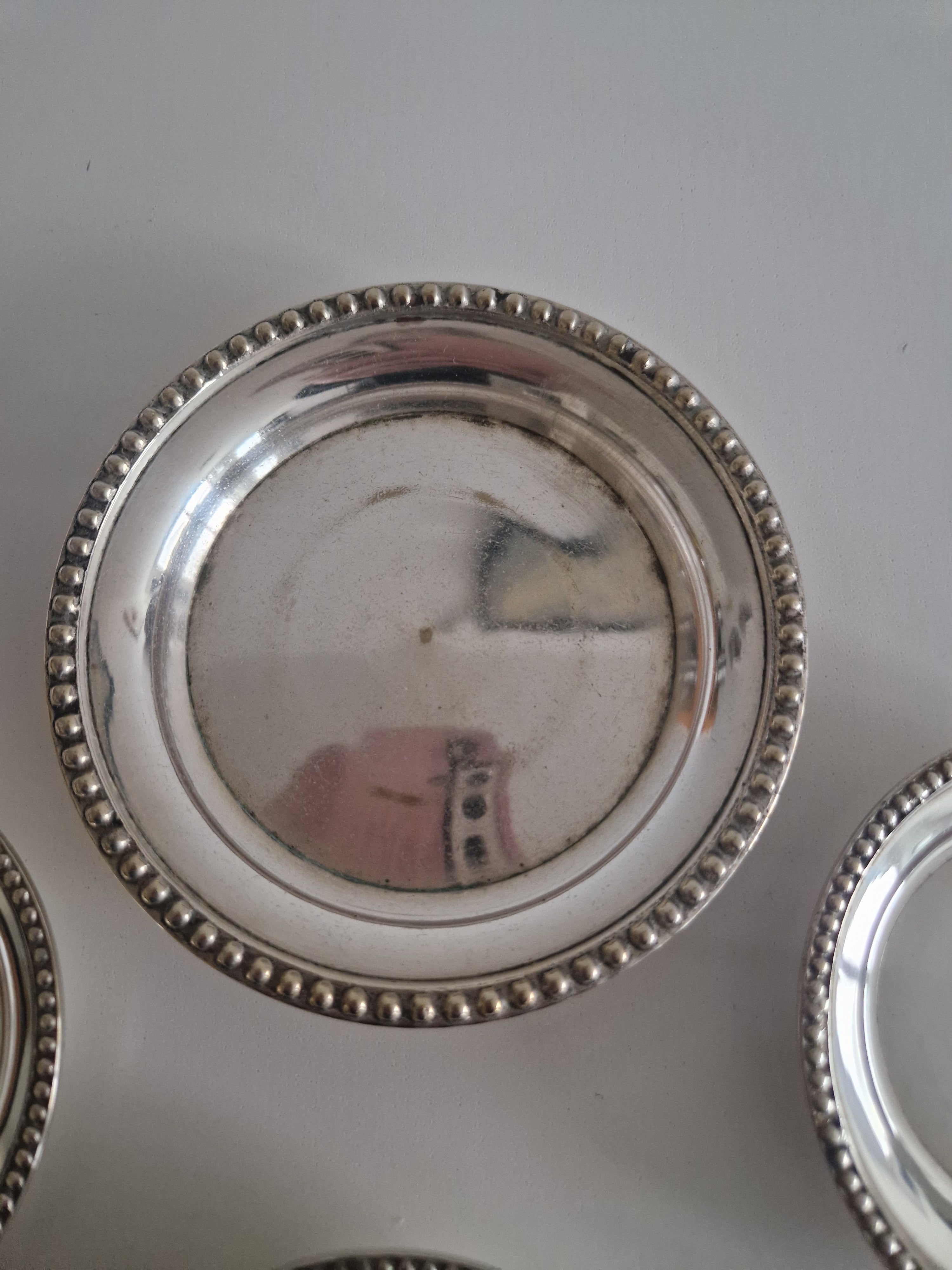 Ronds de Plat / Dessous de Bouteille Anciens en Argent Plaqué avec Bord Perlé — Lot de 4 (Tailles Mixtes)