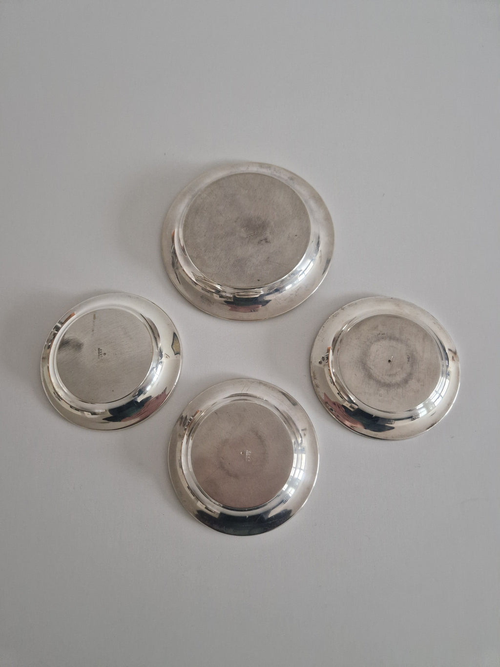Ronds de Plat / Dessous de Bouteille Anciens en Argent Plaqué avec Bord Perlé — Lot de 4 (Tailles Mixtes)