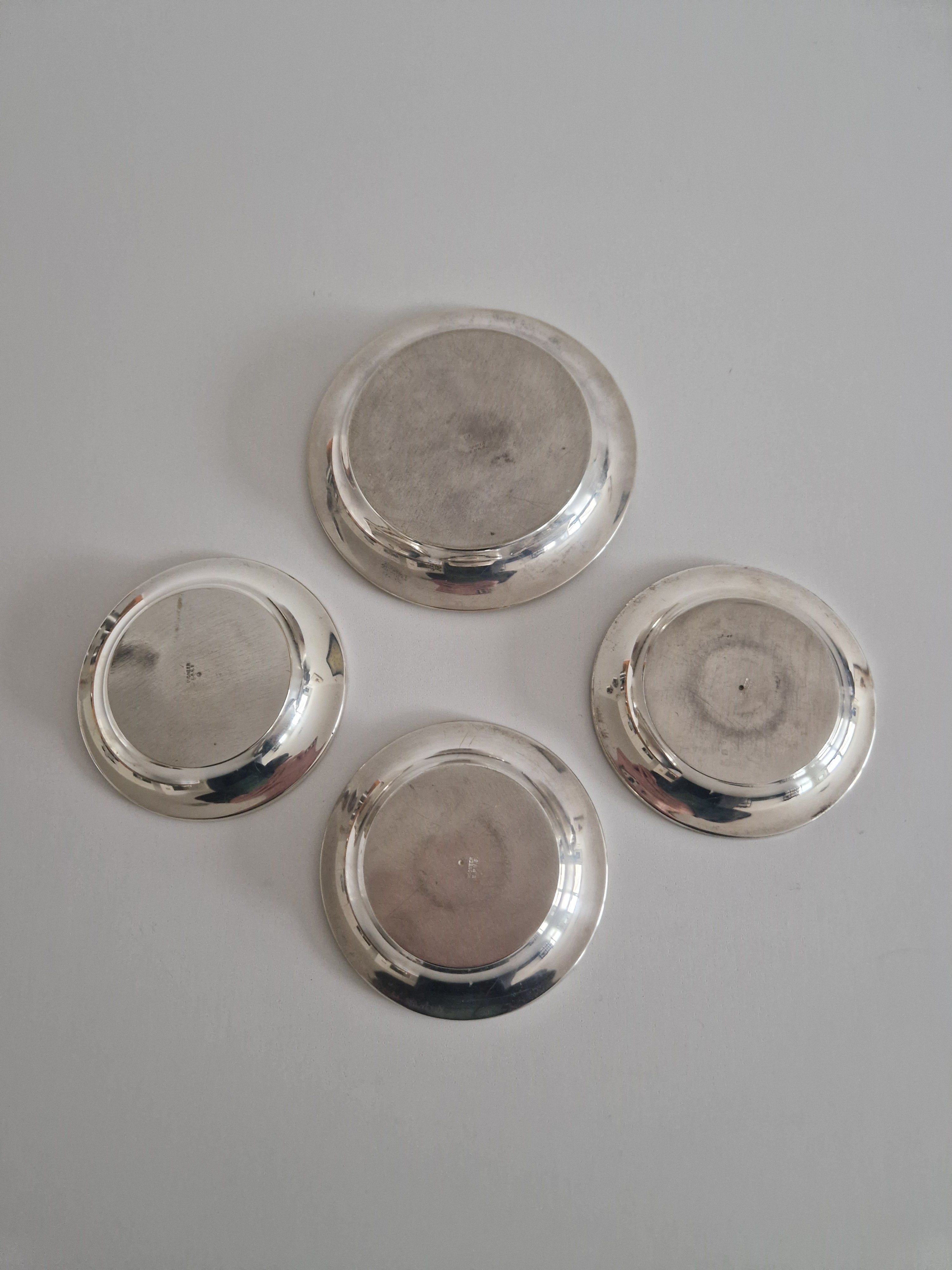 Ronds de Plat / Dessous de Bouteille Anciens en Argent Plaqué avec Bord Perlé — Lot de 4 (Tailles Mixtes)