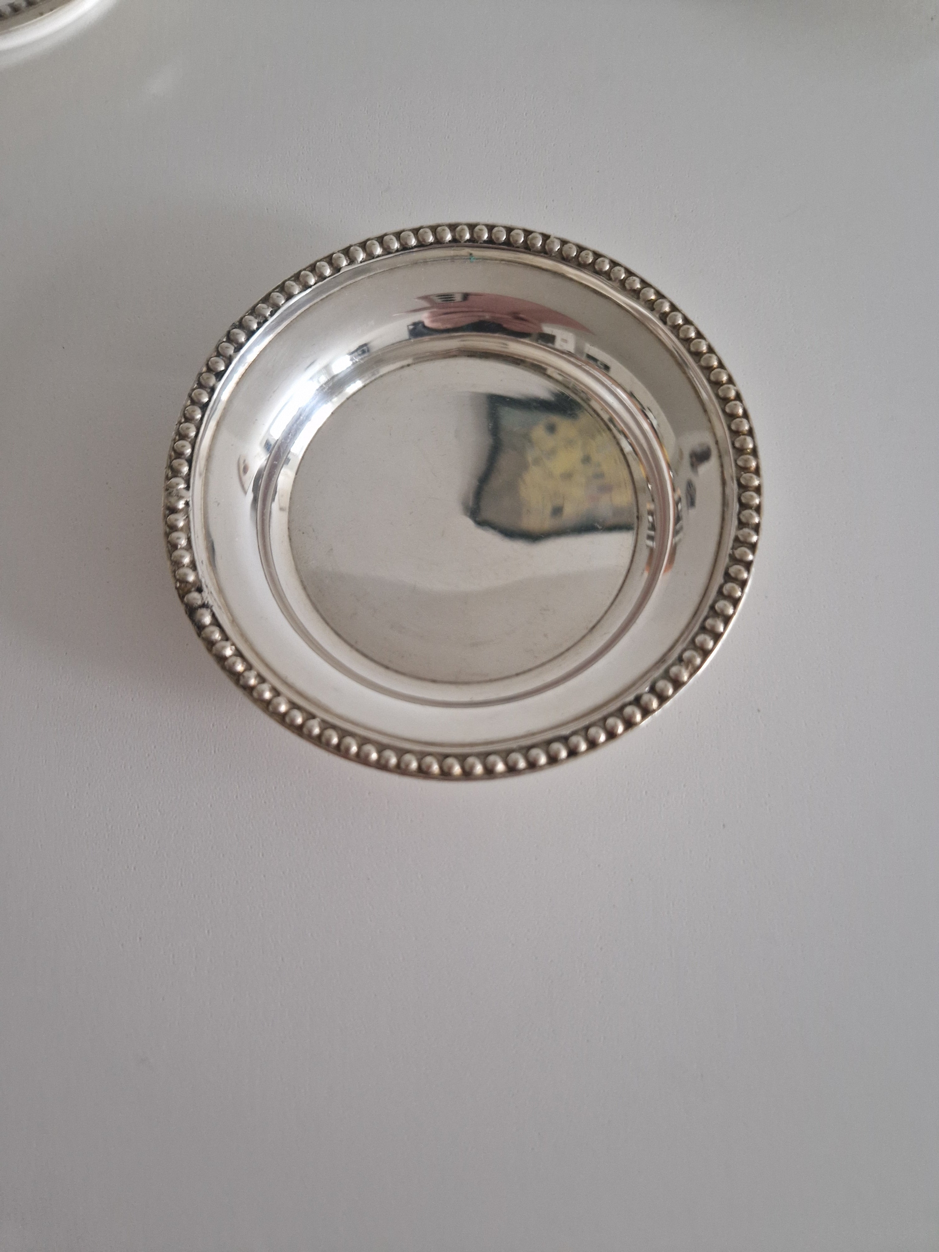 Ronds de Plat / Dessous de Bouteille Anciens en Argent Plaqué avec Bord Perlé — Lot de 4 (Tailles Mixtes)