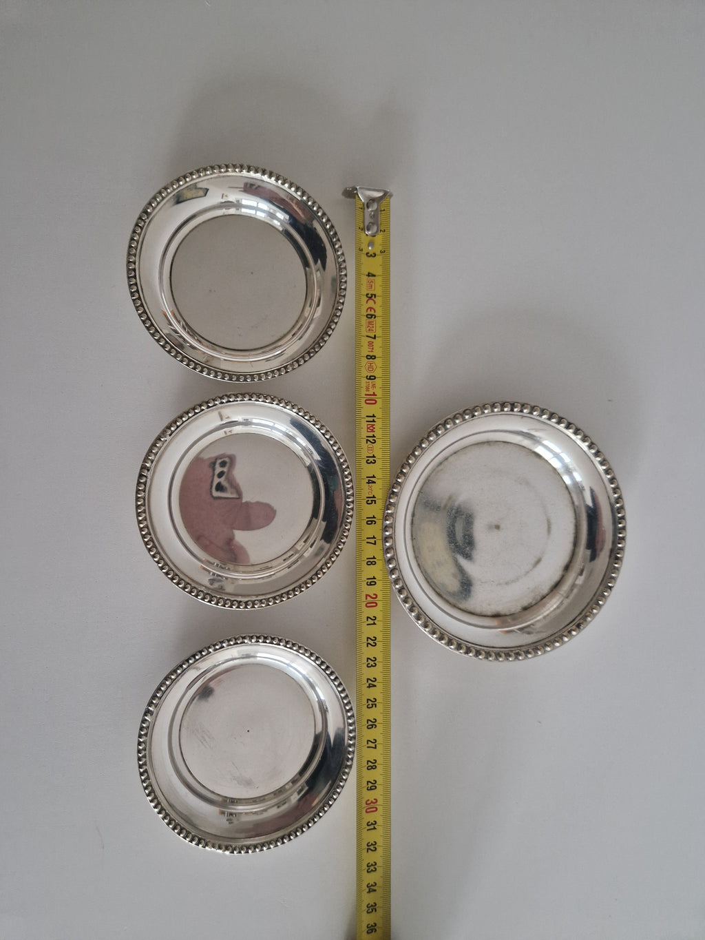 Ronds de Plat / Dessous de Bouteille Anciens en Argent Plaqué avec Bord Perlé — Lot de 4 (Tailles Mixtes)