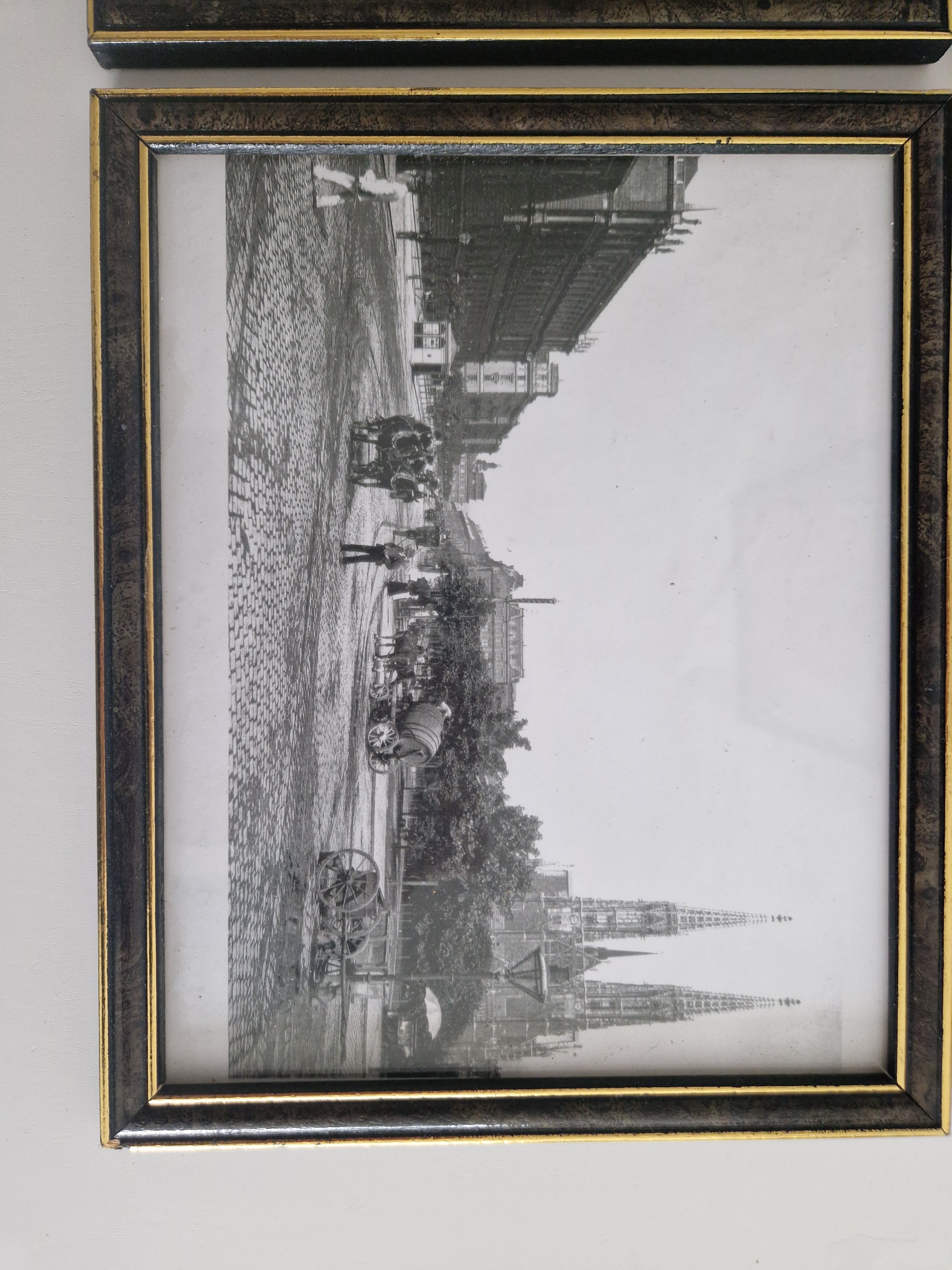 Set aus 4 gerahmten Schwarz-Weiß-Fotografien von Wien, um 1900 – Straßenszenen aus der Habsburgerzeit