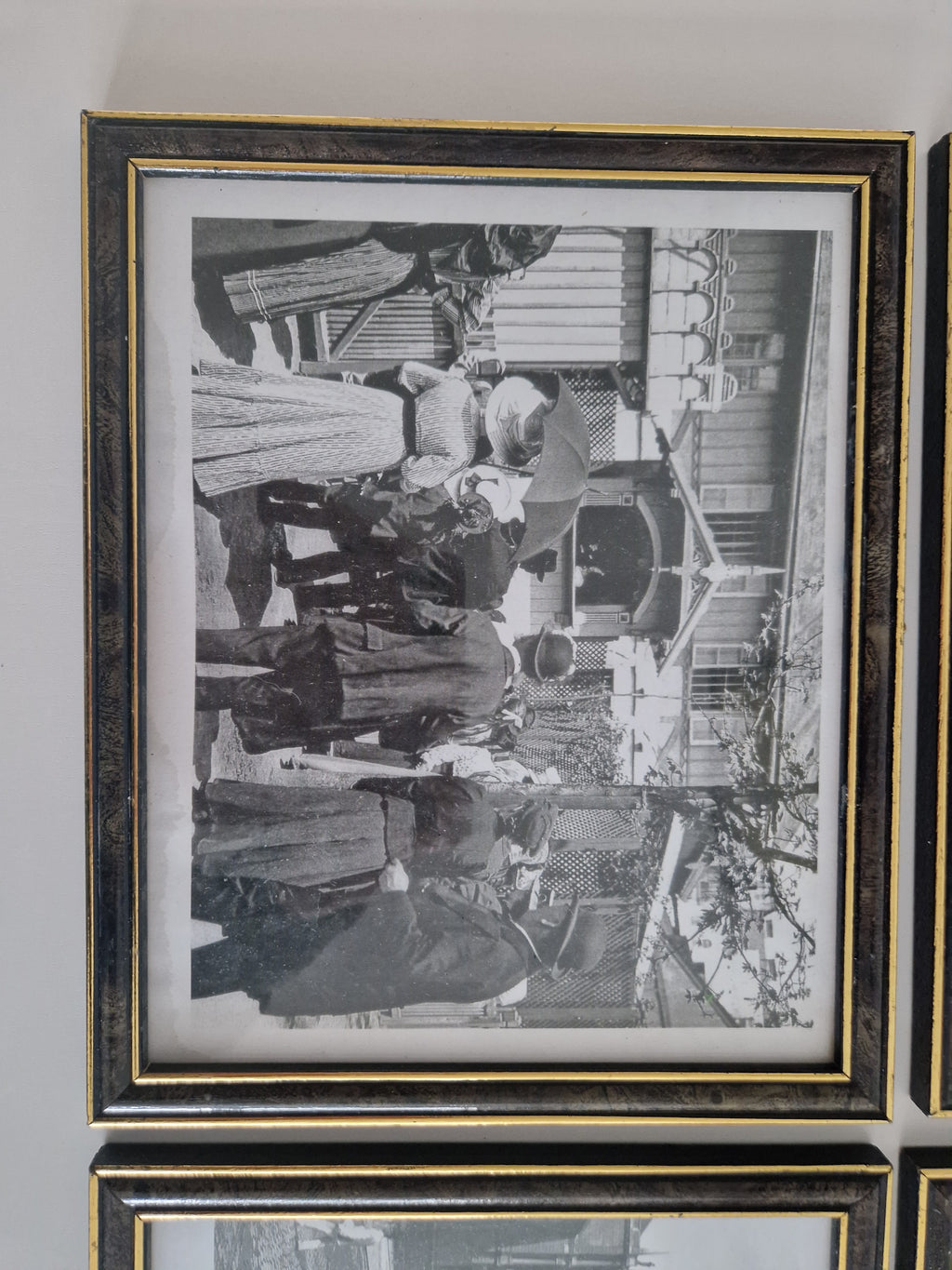 Set aus 4 gerahmten Schwarz-Weiß-Fotografien von Wien, um 1900 – Straßenszenen aus der Habsburgerzeit
