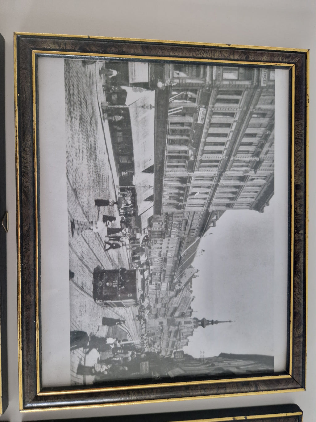 Set aus 4 gerahmten Schwarz-Weiß-Fotografien von Wien, um 1900 – Straßenszenen aus der Habsburgerzeit