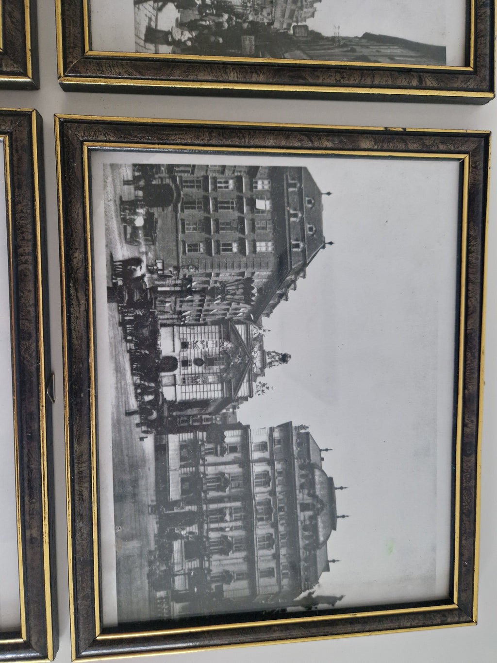 Set aus 4 gerahmten Schwarz-Weiß-Fotografien von Wien, um 1900 – Straßenszenen aus der Habsburgerzeit