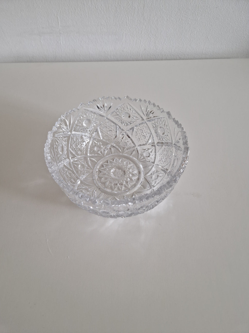 Vintage Heavy Cut Crystal Bowl – Sawtooth Rim | Diamond Panels, Star Snowflake & Hobnail Cuts | Sunburst Base | approx. 20 cm diameter