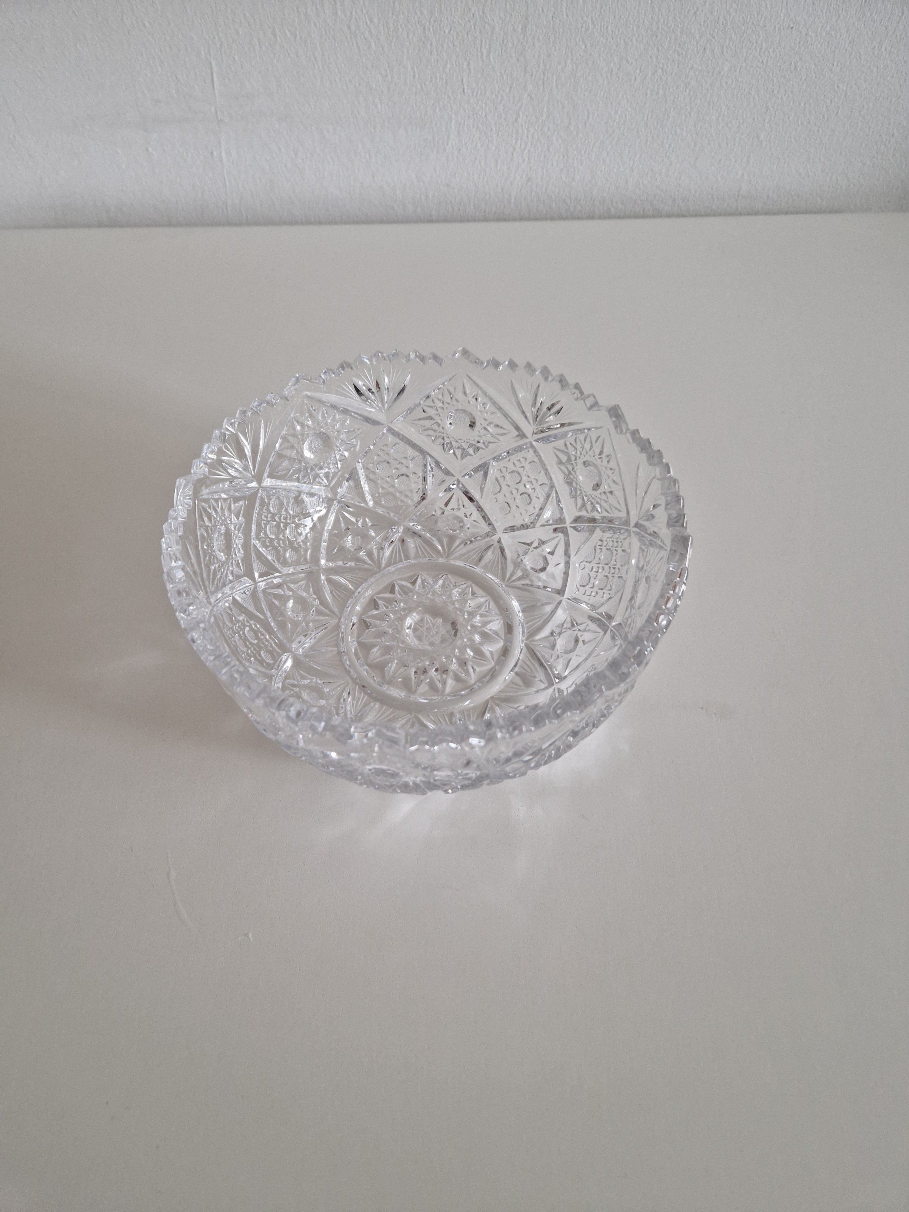 Vintage Heavy Cut Crystal Bowl – Sawtooth Rim | Diamond Panels, Star Snowflake & Hobnail Cuts | Sunburst Base | approx. 20 cm diameter