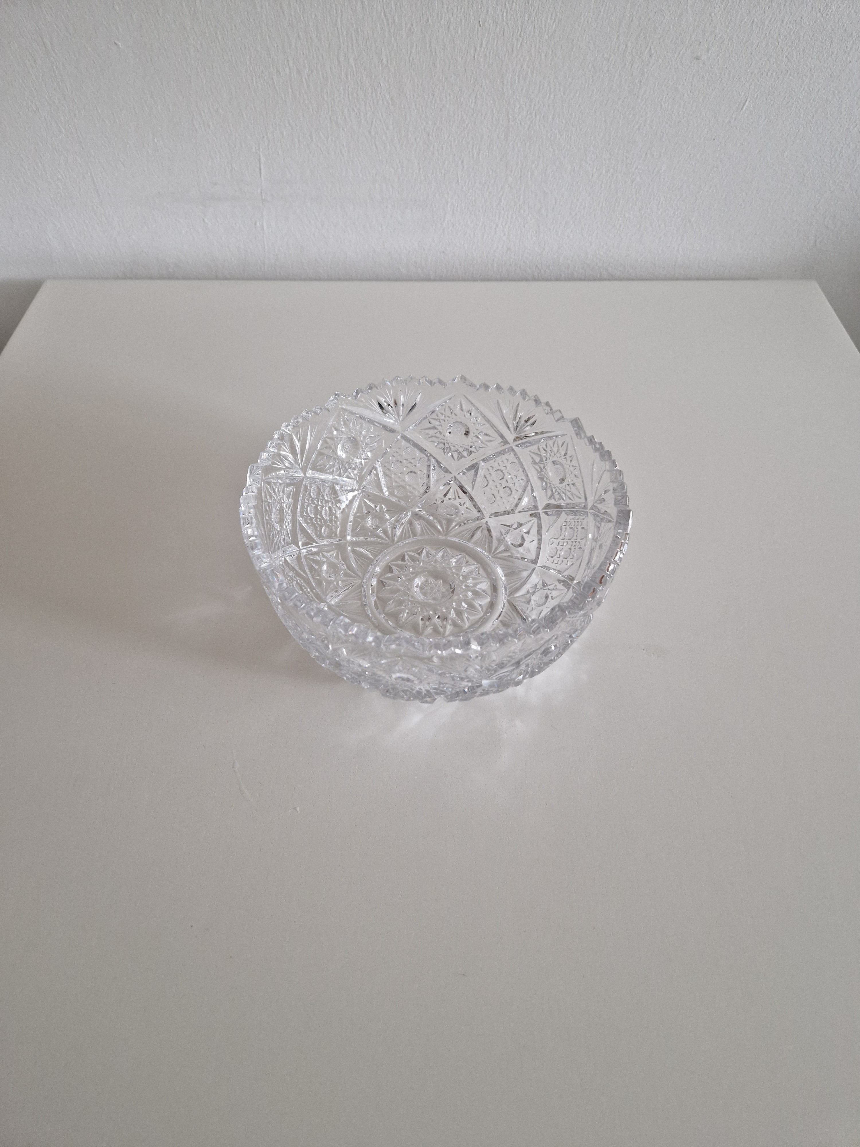Vintage Heavy Cut Crystal Bowl – Sawtooth Rim | Diamond Panels, Star Snowflake & Hobnail Cuts | Sunburst Base | approx. 20 cm diameter