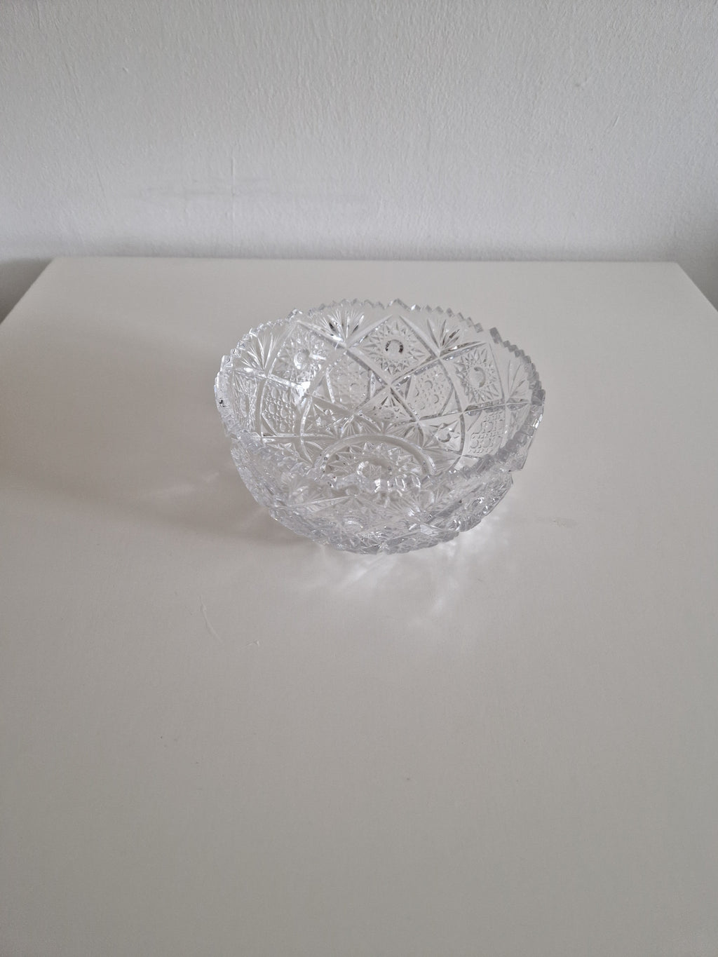 Vintage Heavy Cut Crystal Bowl – Sawtooth Rim | Diamond Panels, Star Snowflake & Hobnail Cuts | Sunburst Base | approx. 20 cm diameter