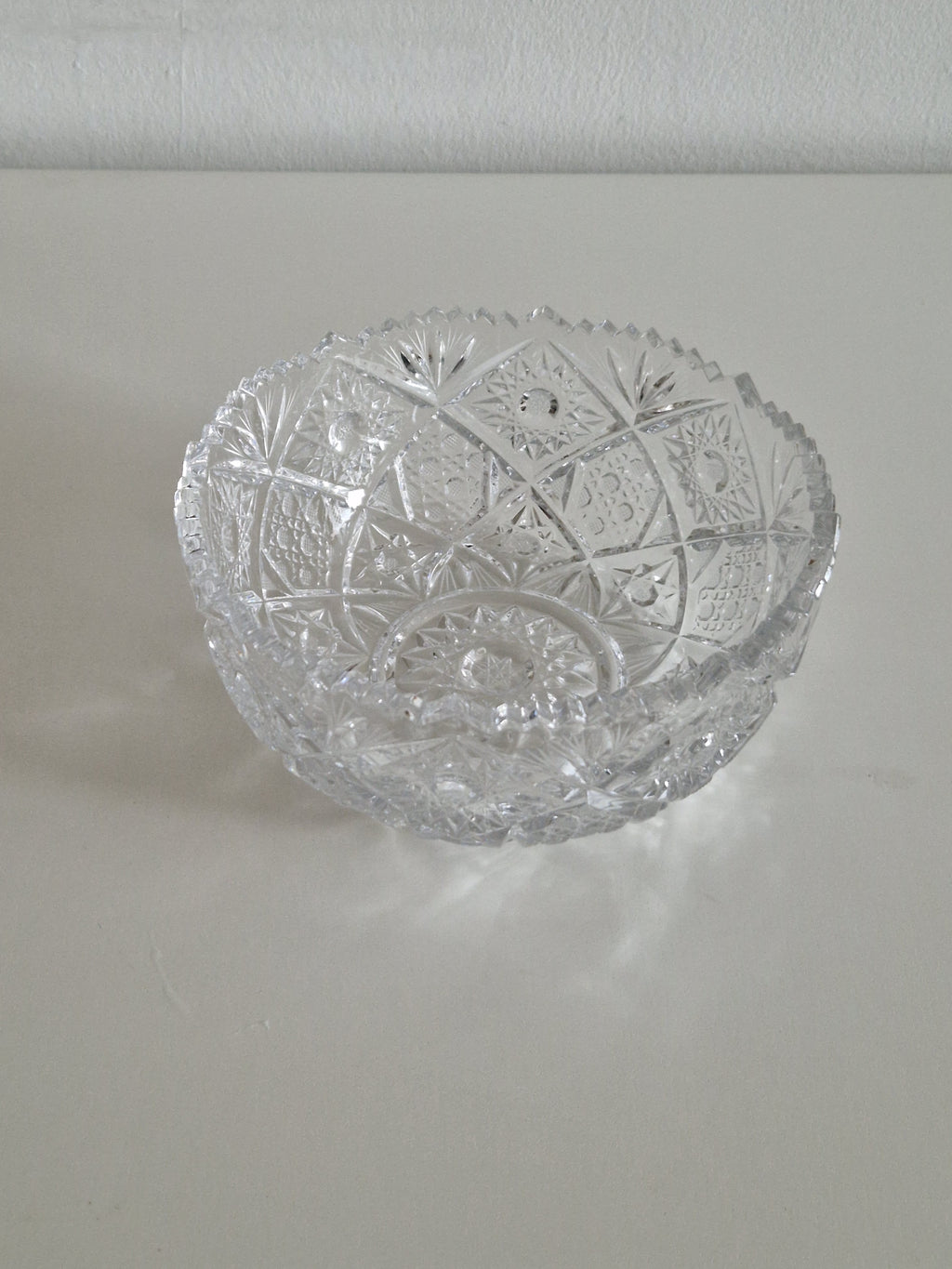 Vintage Heavy Cut Crystal Bowl – Sawtooth Rim | Diamond Panels, Star Snowflake & Hobnail Cuts | Sunburst Base | approx. 20 cm diameter