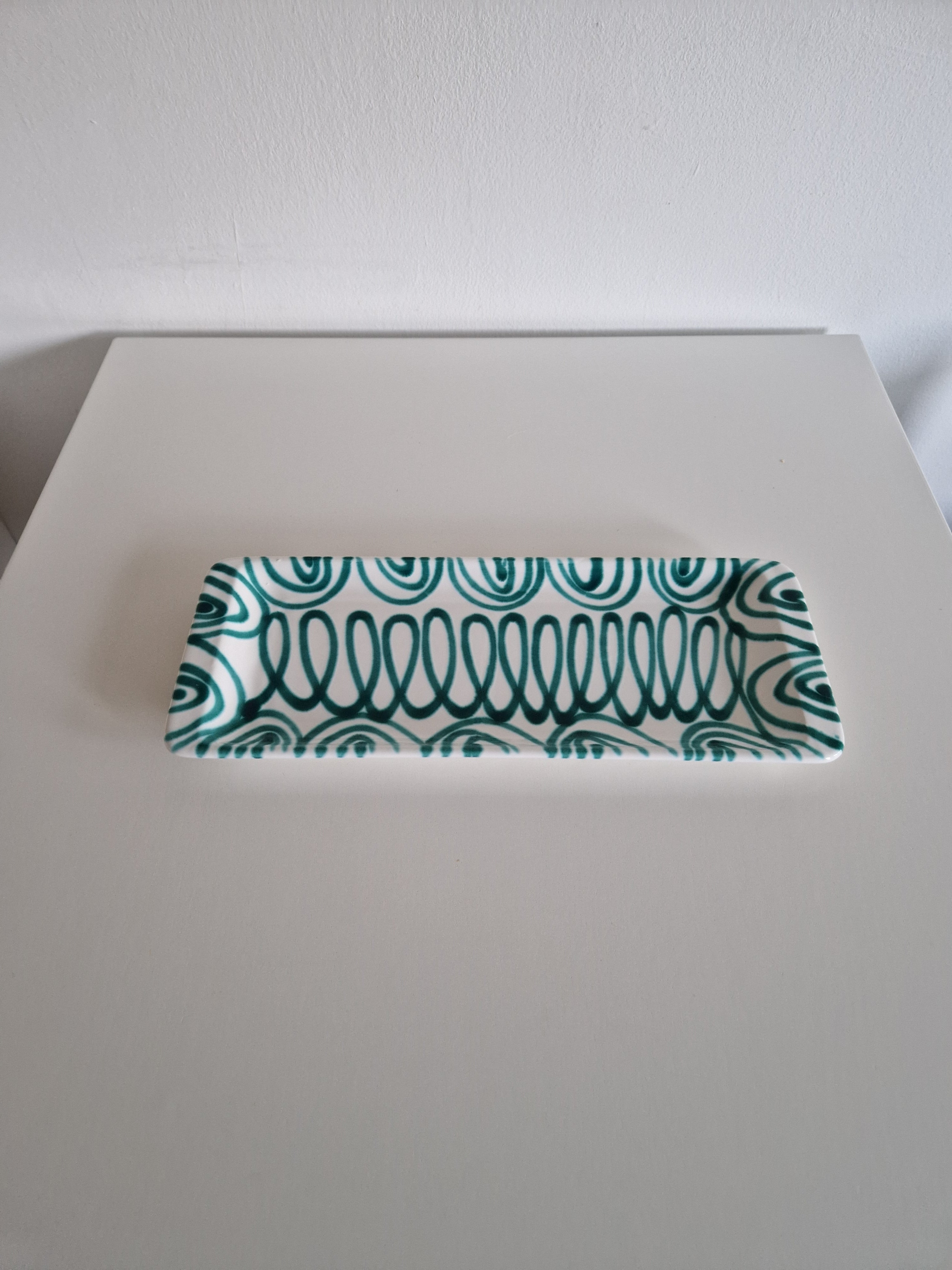 Plat de service vintage Gmunden | Gmundner Keramik Autriche | Motif tourbillonnant vert sarcelle, milieu du XXe siècle