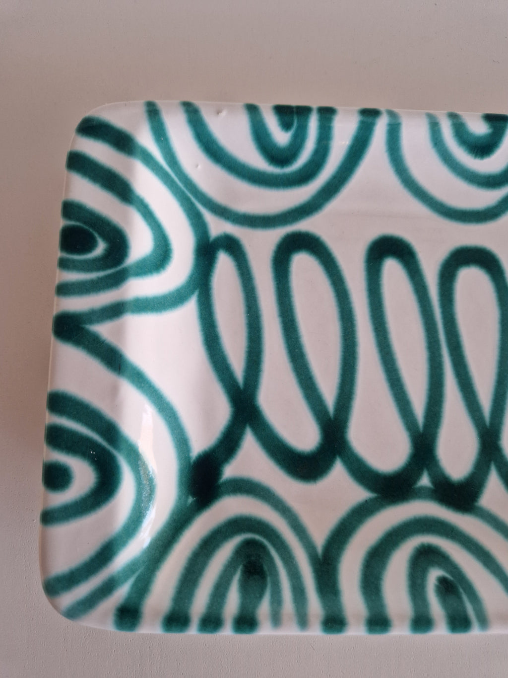 Plat de service vintage Gmunden | Gmundner Keramik Autriche | Motif tourbillonnant vert sarcelle, milieu du XXe siècle