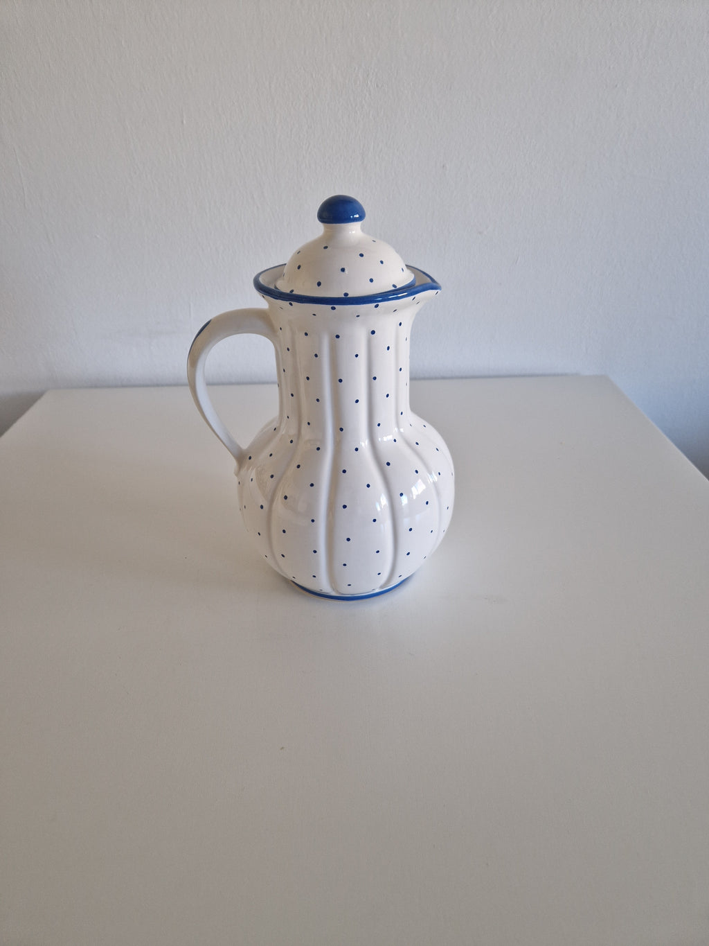 Vintage Gmundner Keramik Lidded Jug | Blaupunkte Blue Dot Pattern | Ribbed Lobed Form with Lid | Model 560 O, c. Mid-20th Century