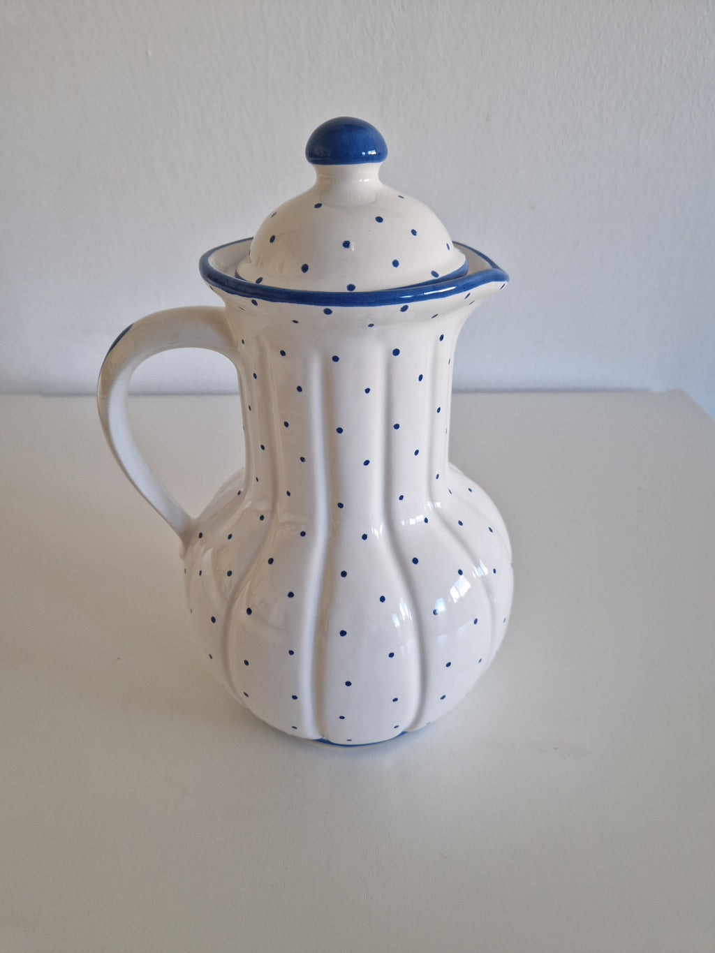 Vintage Gmundner Keramik Lidded Jug | Blaupunkte Blue Dot Pattern | Ribbed Lobed Form with Lid | Model 560 O, c. Mid-20th Century