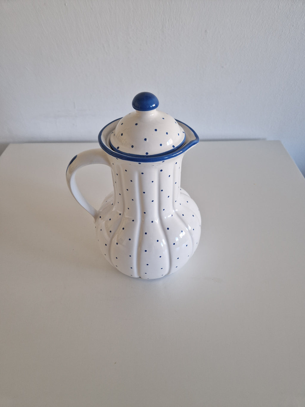 Vintage Gmundner Keramik Lidded Jug | Blaupunkte Blue Dot Pattern | Ribbed Lobed Form with Lid | Model 560 O, c. Mid-20th Century