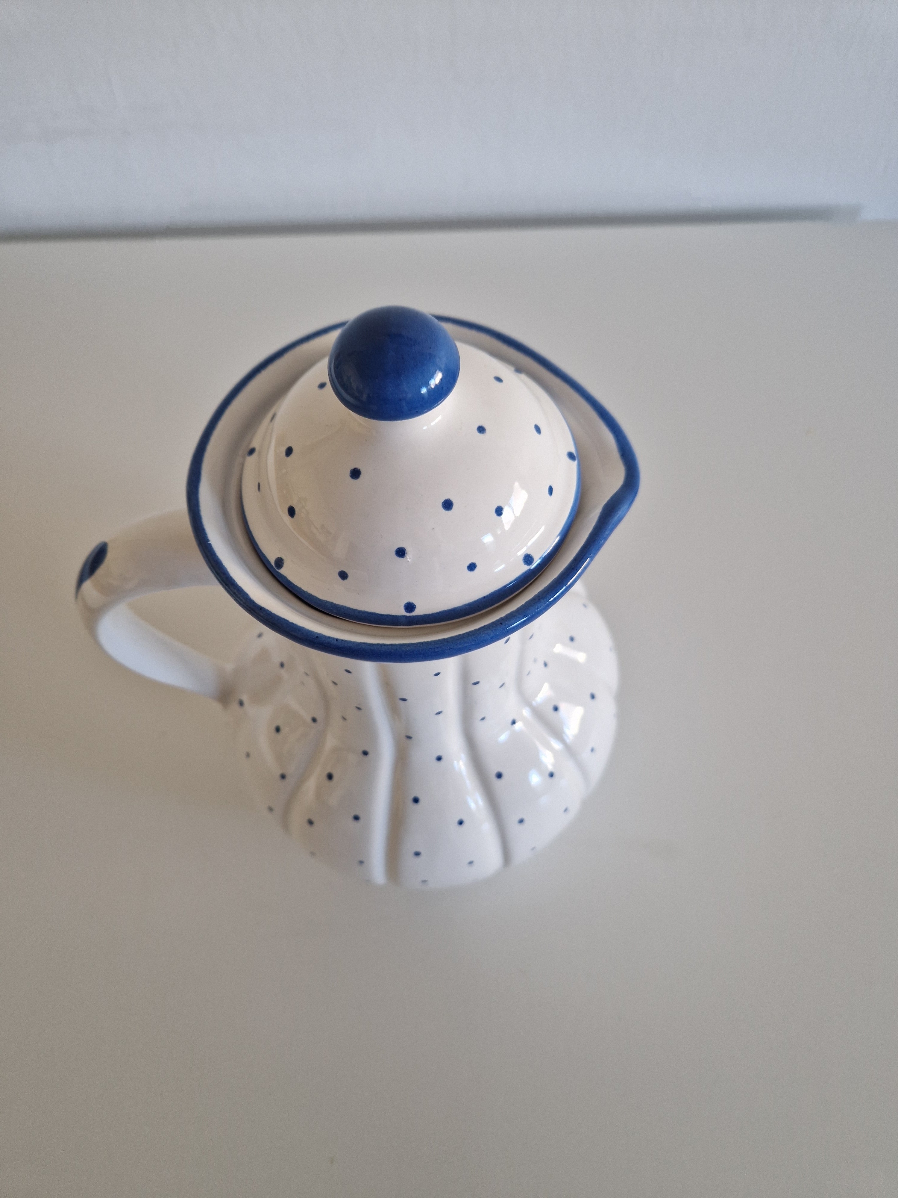 Vintage Gmundner Keramik Lidded Jug | Blaupunkte Blue Dot Pattern | Ribbed Lobed Form with Lid | Model 560 O, c. Mid-20th Century