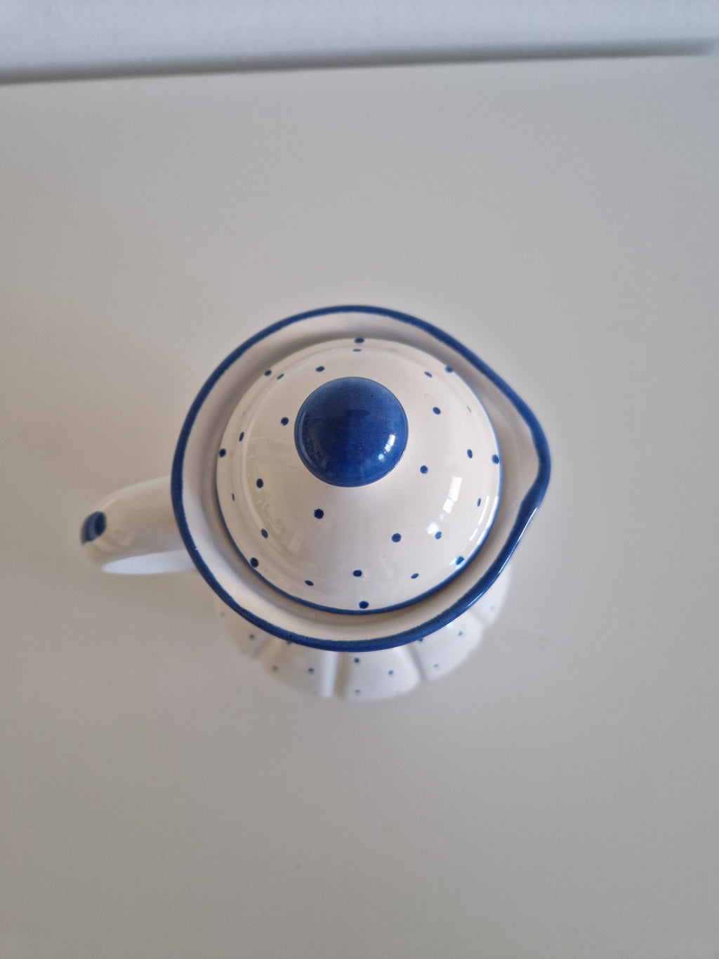 Vintage Gmundner Keramik Lidded Jug | Blaupunkte Blue Dot Pattern | Ribbed Lobed Form with Lid | Model 560 O, c. Mid-20th Century